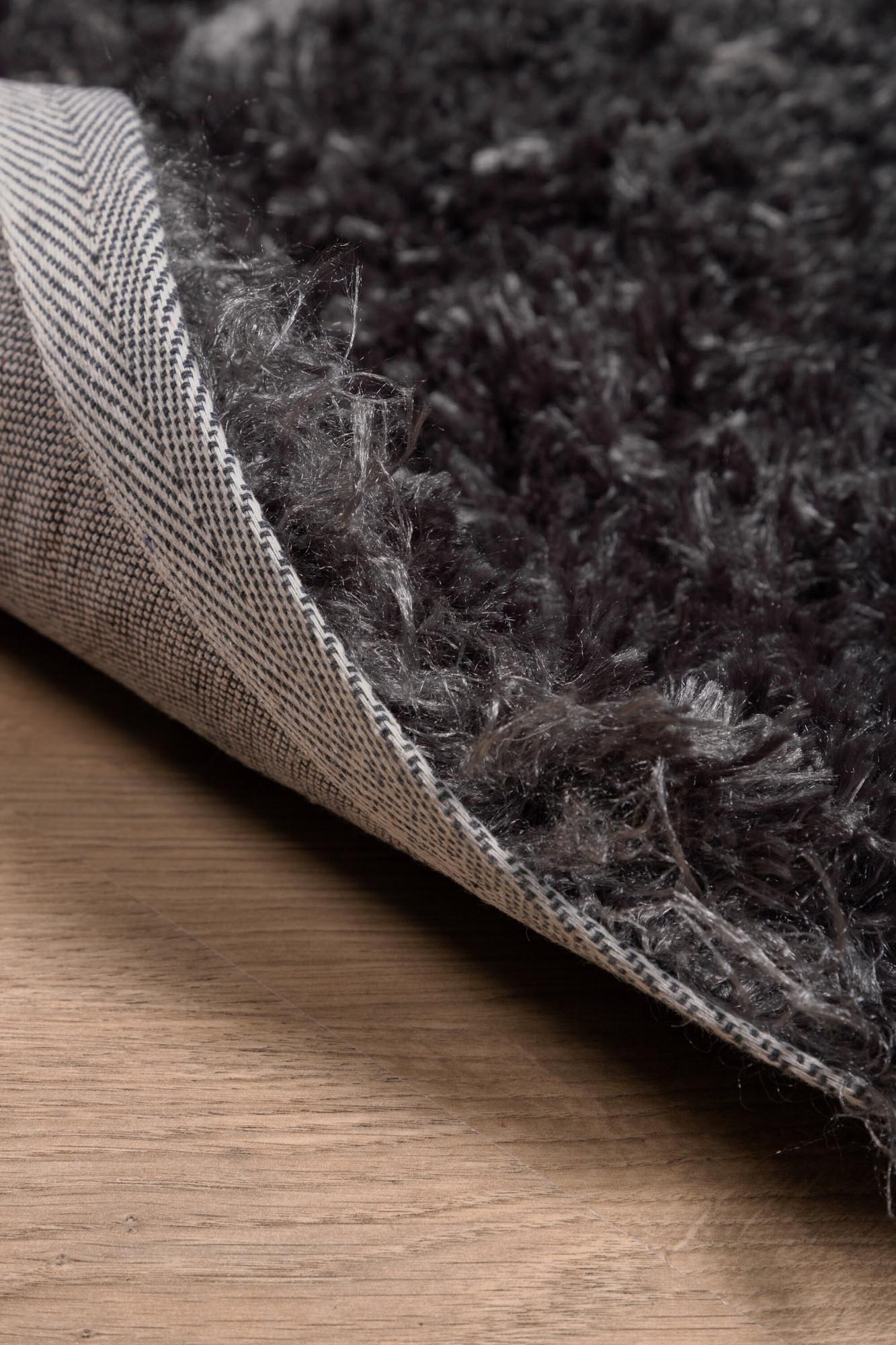 Natta Teppich in Dunkelgrau präsentiert im Onlineshop von KAQTU Design AG. Teppich ist von Venture Home