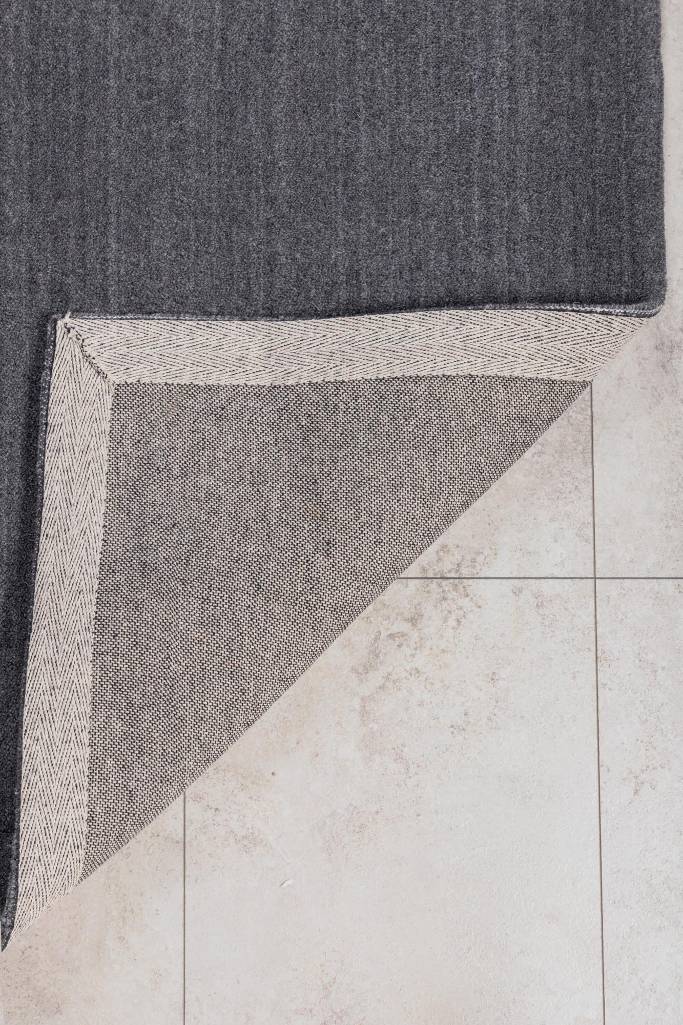 Ulla Teppich von Venture Home: Eleganter Wollteppich in Dunkelgrau, perfekt für stilvolle Akzente und einladende Wohnräume.