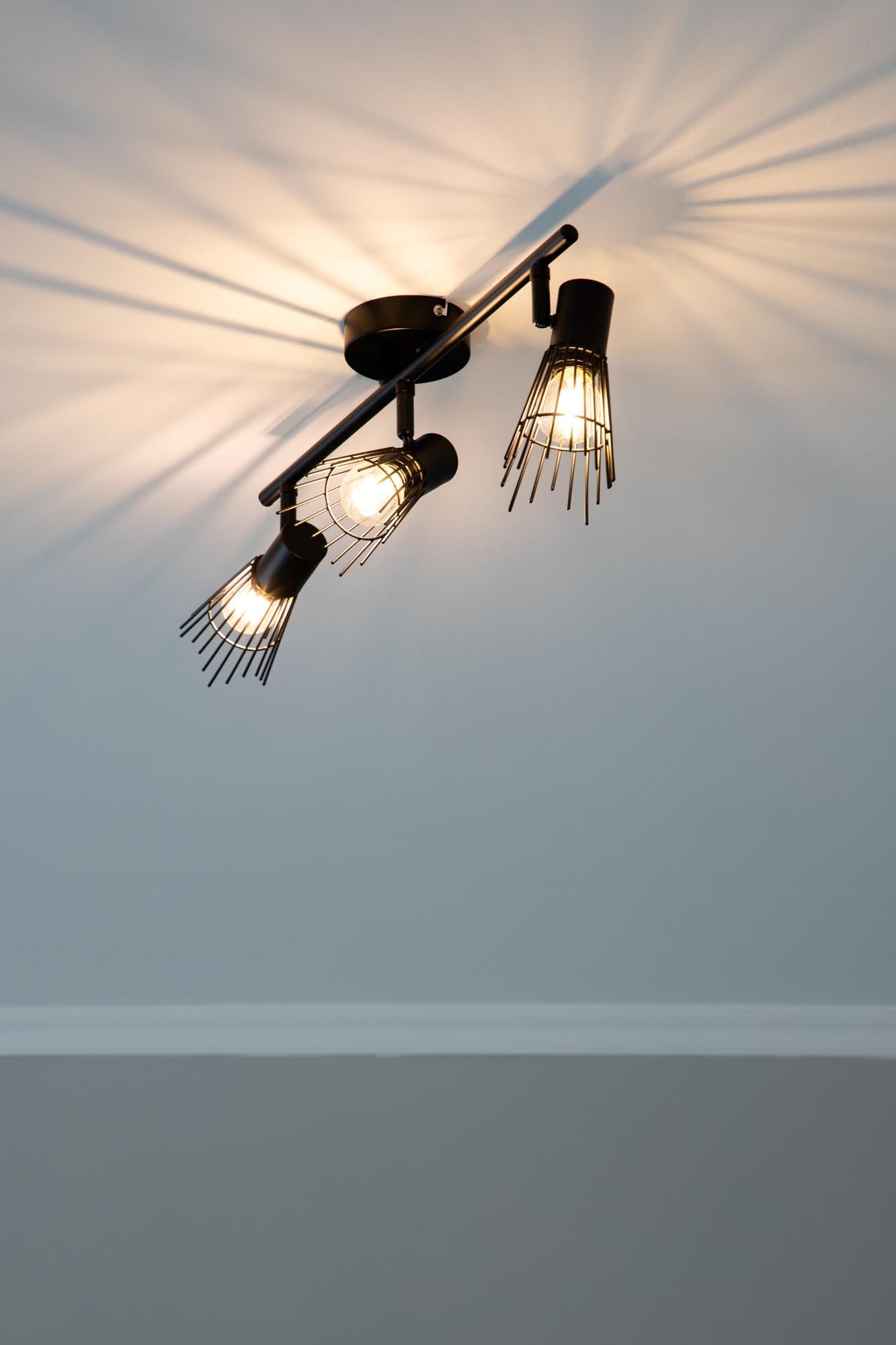 Pico Wandleuchte in Schwarz präsentiert im Onlineshop von KAQTU Design AG. Wandleuchte ist von Venture Home