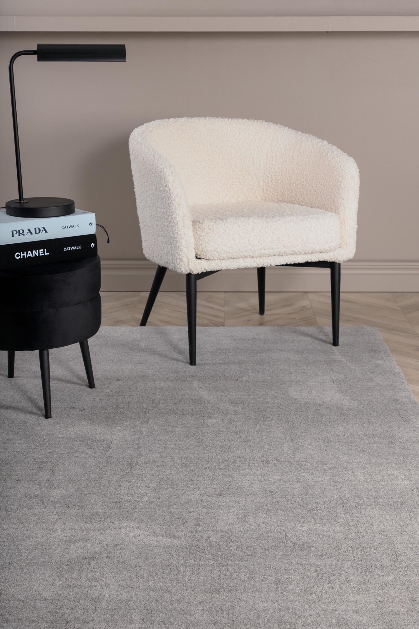 Ulla Teppich von Venture Home: Eleganter Wollteppich in Dunkelgrau, perfekt für gemütliche Räume und akustische Verbesserung.