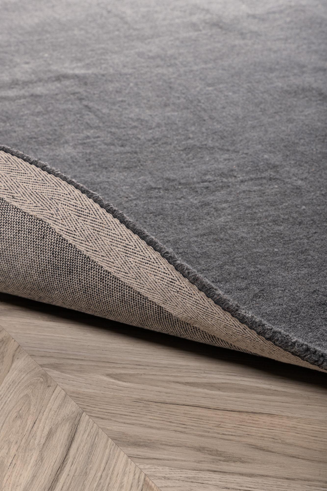 Ulla Teppich in Dunkelgrau präsentiert im Onlineshop von KAQTU Design AG. Teppich ist von Venture Home