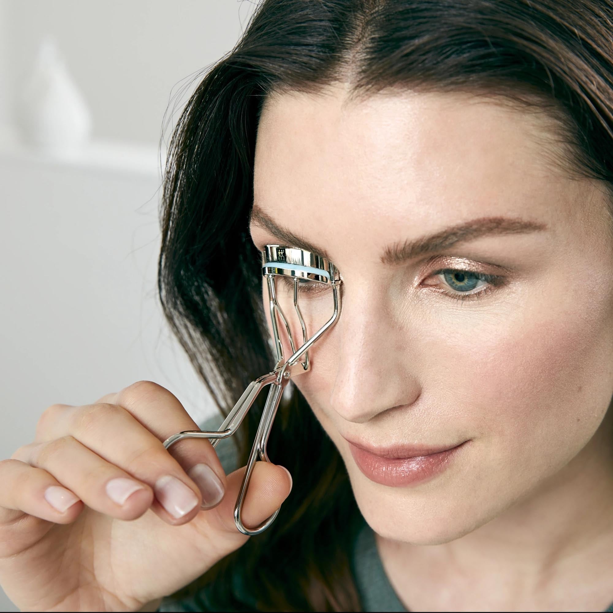 Verleihen Sie Ihren Wimpern den perfekten Schwung mit der TWINOX Wimpernzange von Zwilling. Hochwertig, hygienisch und ideal für unterwegs.