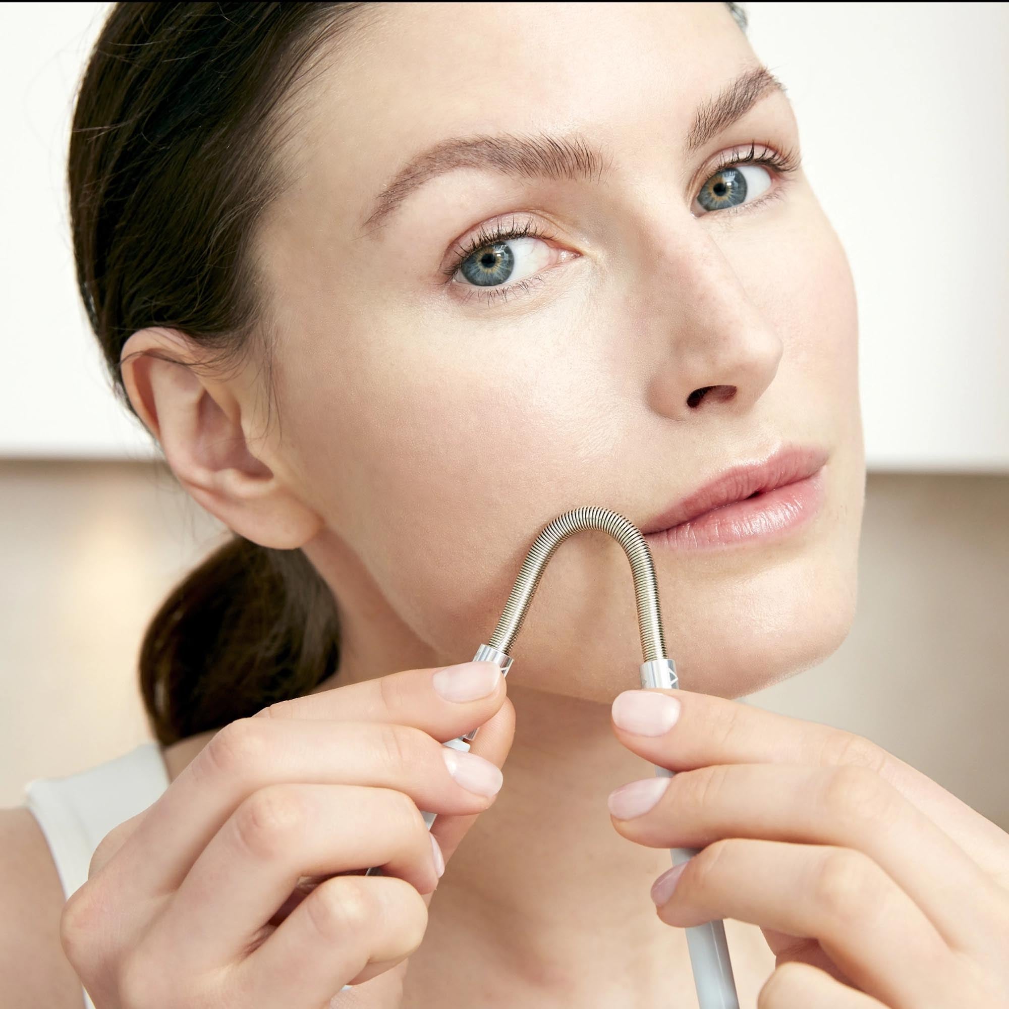 Entfernen Sie unerwünschte Gesichtshaare mühelos mit dem kompakten Gesichtshaarentferner von Zwilling Beauty – hygienisch, langlebig und ergonomisch.