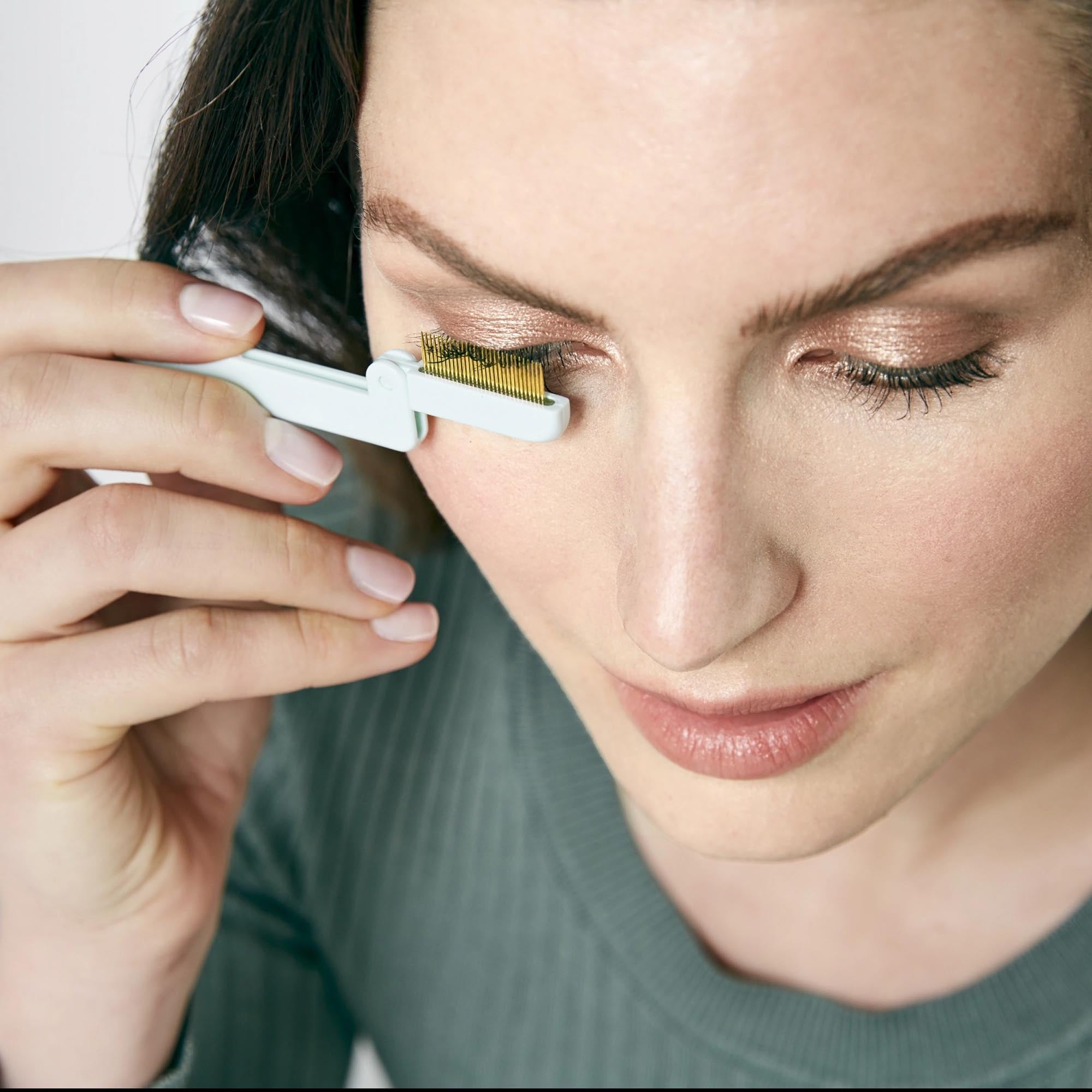 Wimpernkamm in Mint von Zwilling Beauty: Sanfte Entwirrung und stilvolles Design für perfekte Wimpernpflege unterwegs.