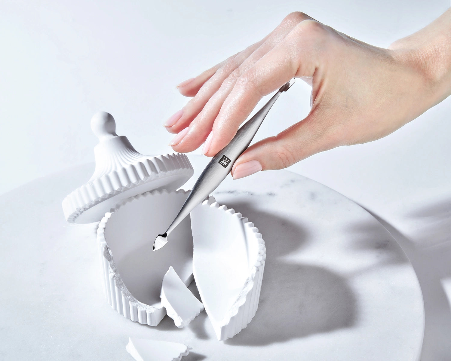 Erleben Sie das Doppelinstrument von Zwilling Beauty. Mit elegantem, mattiertem Finish und 125 mm Größe ist es perfekt für Ihre tägliche Körperpflege.