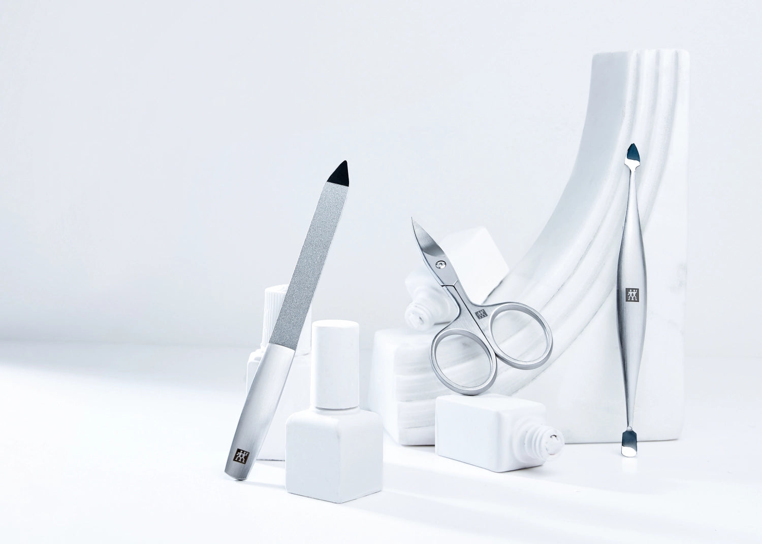 Hochwertiges Doppelinstrument von Zwilling Beauty, mattierte Oberfläche, 125 mm lang, perfekt für exakte Pflege von Nägeln und Füßen.