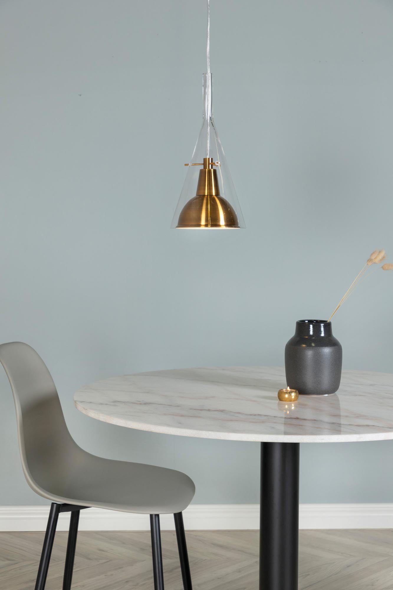 Sirius Pendelleuchte von Venture Home: Elegante Aluminium- und Glas-Kombination für stilvolle Beleuchtung in jedem Raum.