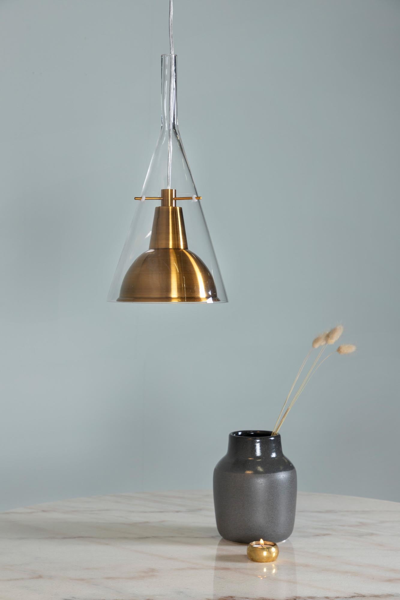 Sirius Pendelleuchte von Venture Home: Zeitloses Design aus Aluminium und Glas, ideal für Esstisch und Wohnzimmer, schafft einladende Atmosphäre.