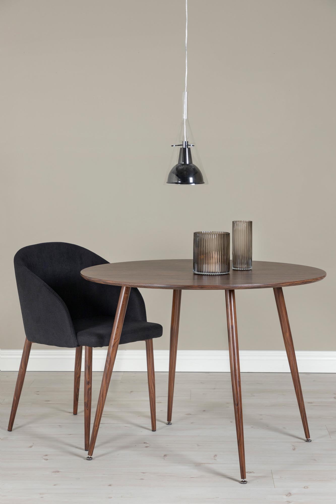 Sirius Pendelleuchte von Venture Home: Elegante Aluminium- und Glas-Kombination, ideal für Esstisch und Wohnzimmer, vereint Stil und Funktionalität.