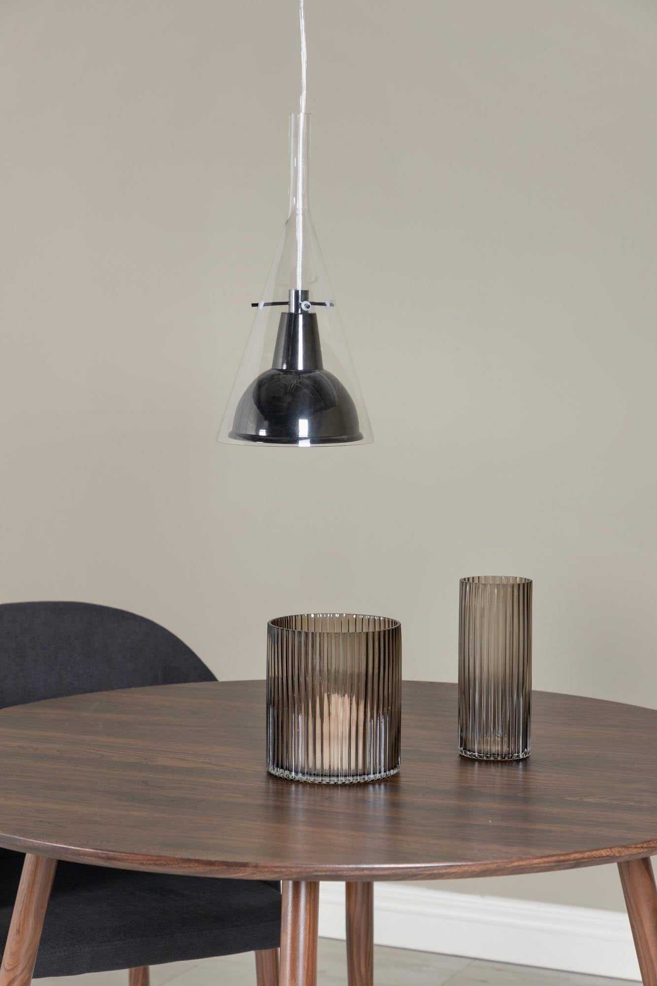 Sirius Pendelleuchte von Venture Home: Zeitloses Design aus Aluminium und Glas, perfekt für stilvolle Beleuchtung in jedem Raum.