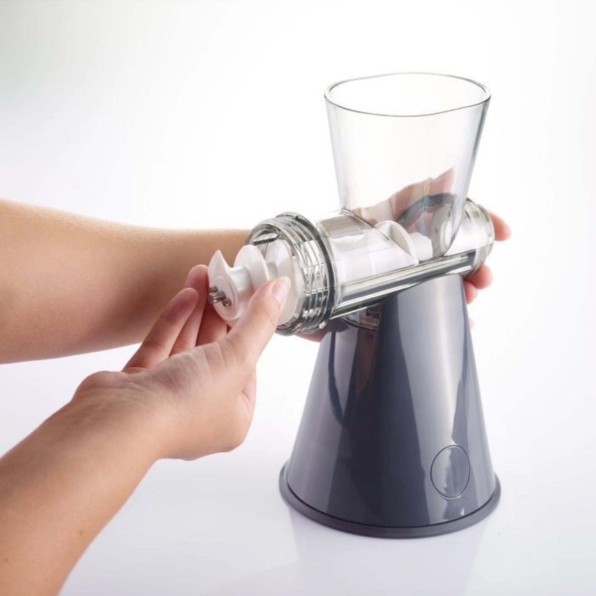 Robuster Fleischwolf Frecher Fritz von Westmark, ideal für frisches Hackfleisch, kompakt und benutzerfreundlich, Masse: 24x13x24.5cm.