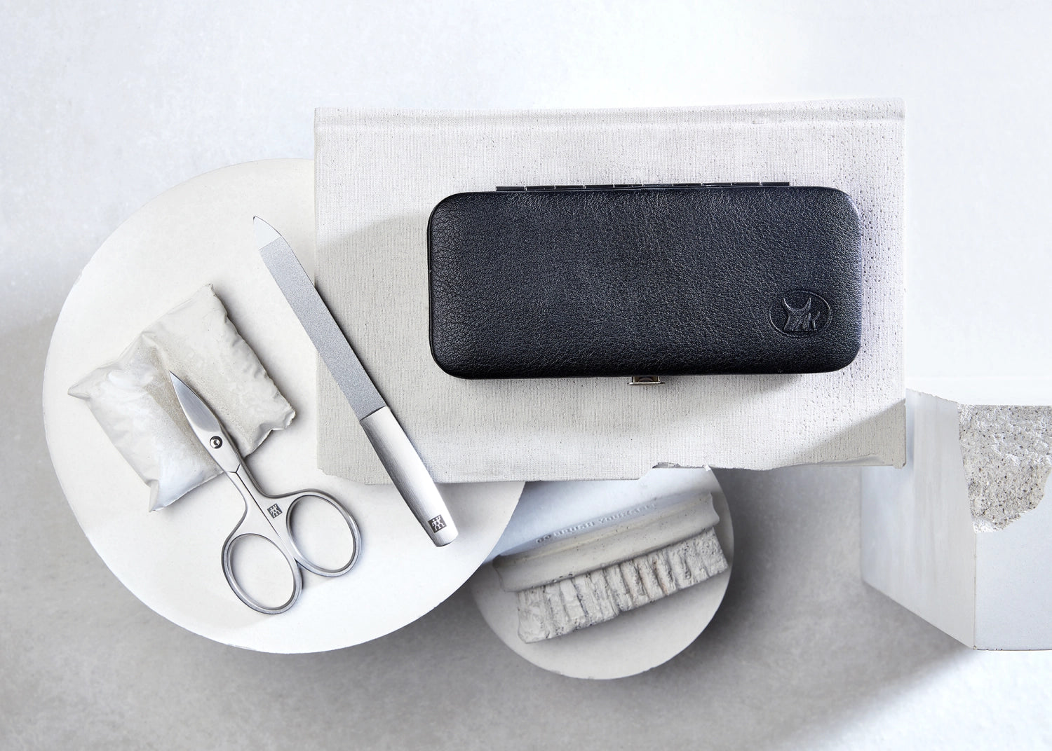 Elegantes 5-teiliges Rahmen-Etui aus schwarzem Yakleder von Zwilling Beauty, ideal für Maniküre und Pediküre, stilvoll und praktisch.