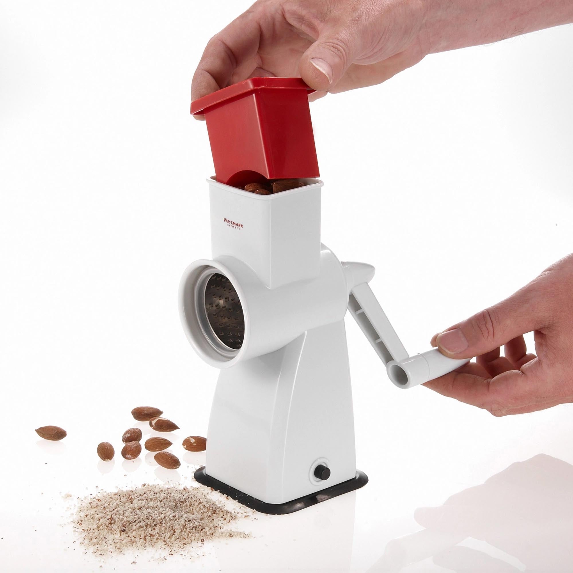 Kompakte Mandelmühle von Westmark in Weiss, ideal für Mandeln, Nüsse und mehr. Masse: 9x16,5x19 cm. Praktisch und vielseitig einsetzbar.