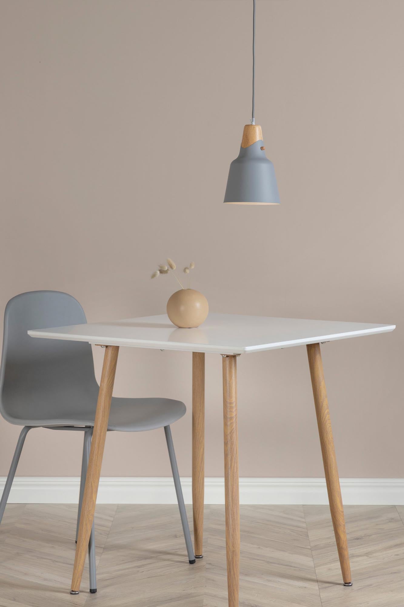 Die Rigel Pendelleuchte von Venture Home vereint elegantes Design und Funktionalität. Hochwertiges Aluminium und ein warmer Walnussakzent machen sie zum perfekten Blickfang.