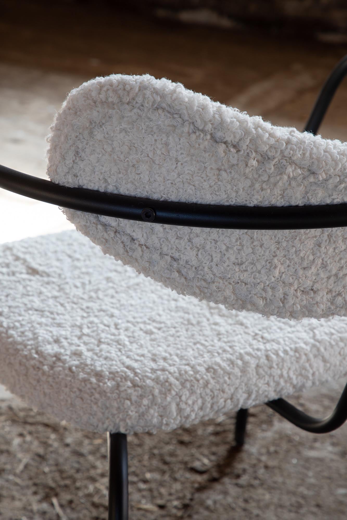 Duffy Sessel von Venture Home: Luxuriöser Samt, ergonomische Form und robuste Bauweise für höchsten Komfort und zeitlose Eleganz.