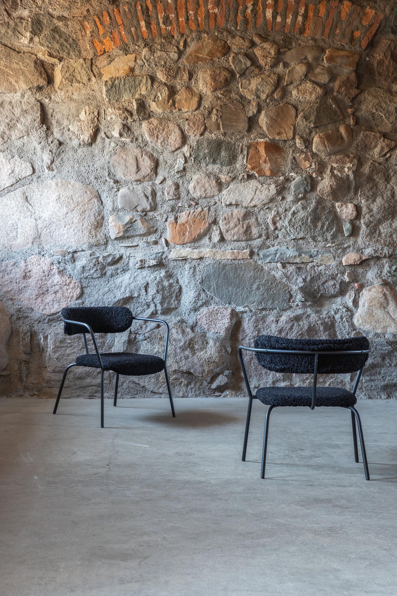 Duffy Sessel von Venture Home: Eleganter Samtsessel für stilvolle Entspannung und luxuriösen Komfort in jedem Raum.