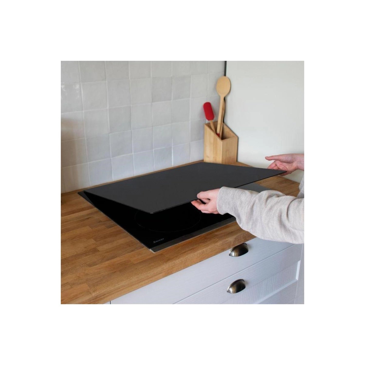 Elegante schwarze Glaskeramik Abdeckung von Pebbly, 57x50 cm, perfekter Schutz für Ihre Küchenoberflächen, hitzebeständig und leicht zu reinigen.