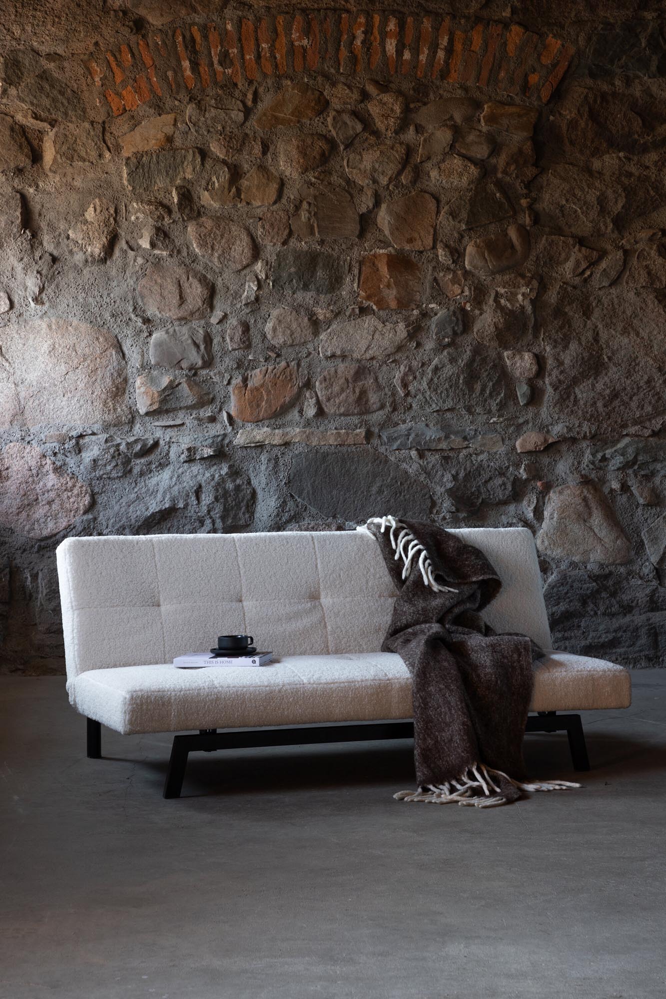 Bodil Sofa von Venture Home: Stilvolles Cordsofa mit eleganten Linien, vielseitig nutzbar als Chaiselongue oder Schlafplatz – ideal für Ihr Wohnzimmer.