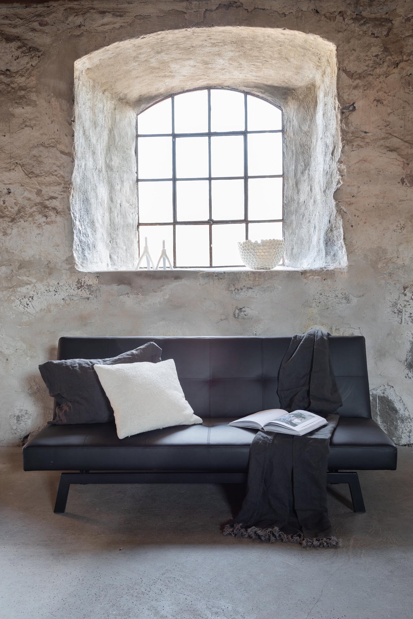Bodil Sofa in Schwarz präsentiert im Onlineshop von KAQTU Design AG. Bettsofa ist von Venture Home