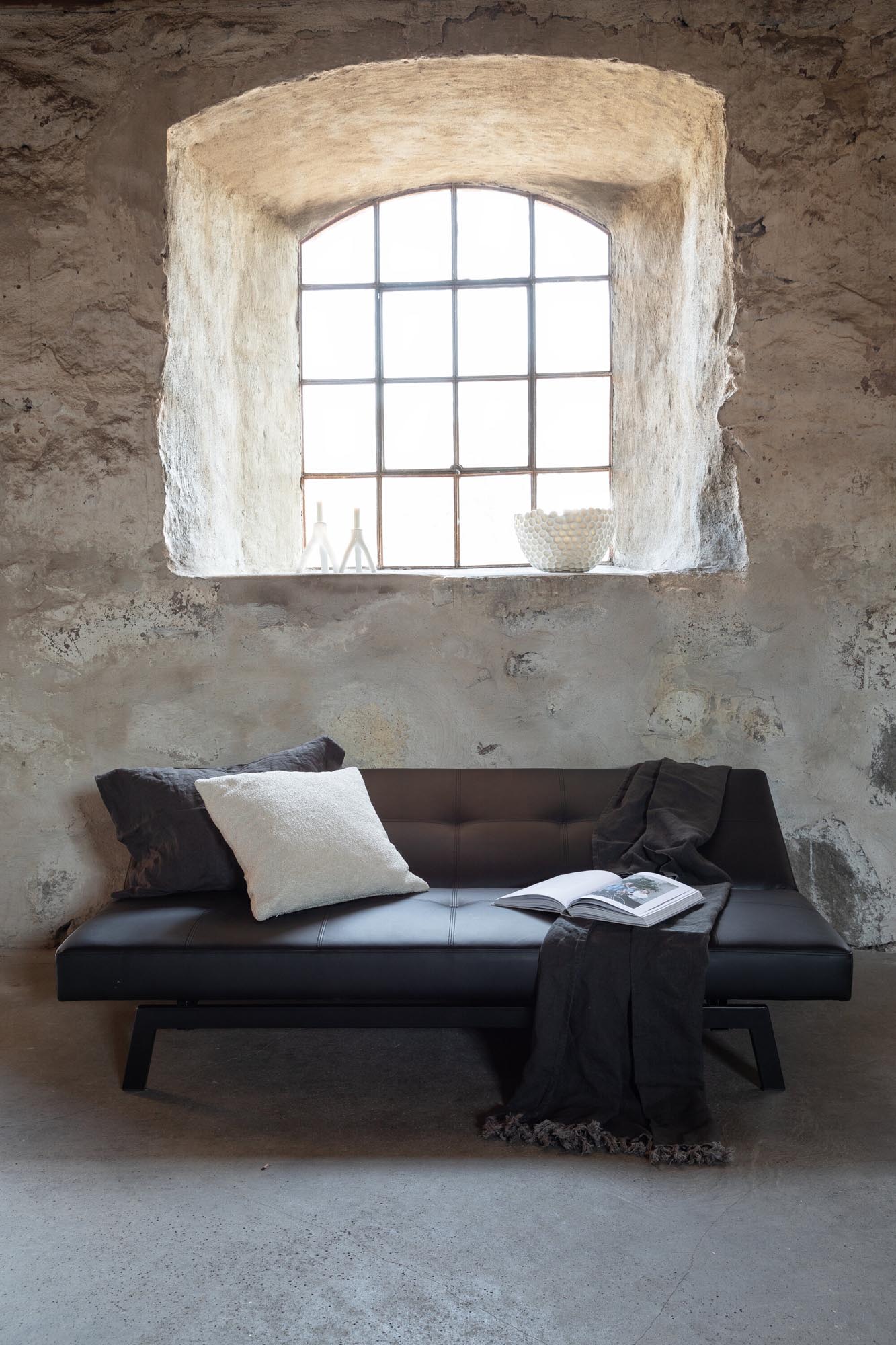 Bodil Sofa in Schwarz präsentiert im Onlineshop von KAQTU Design AG. Bettsofa ist von Venture Home