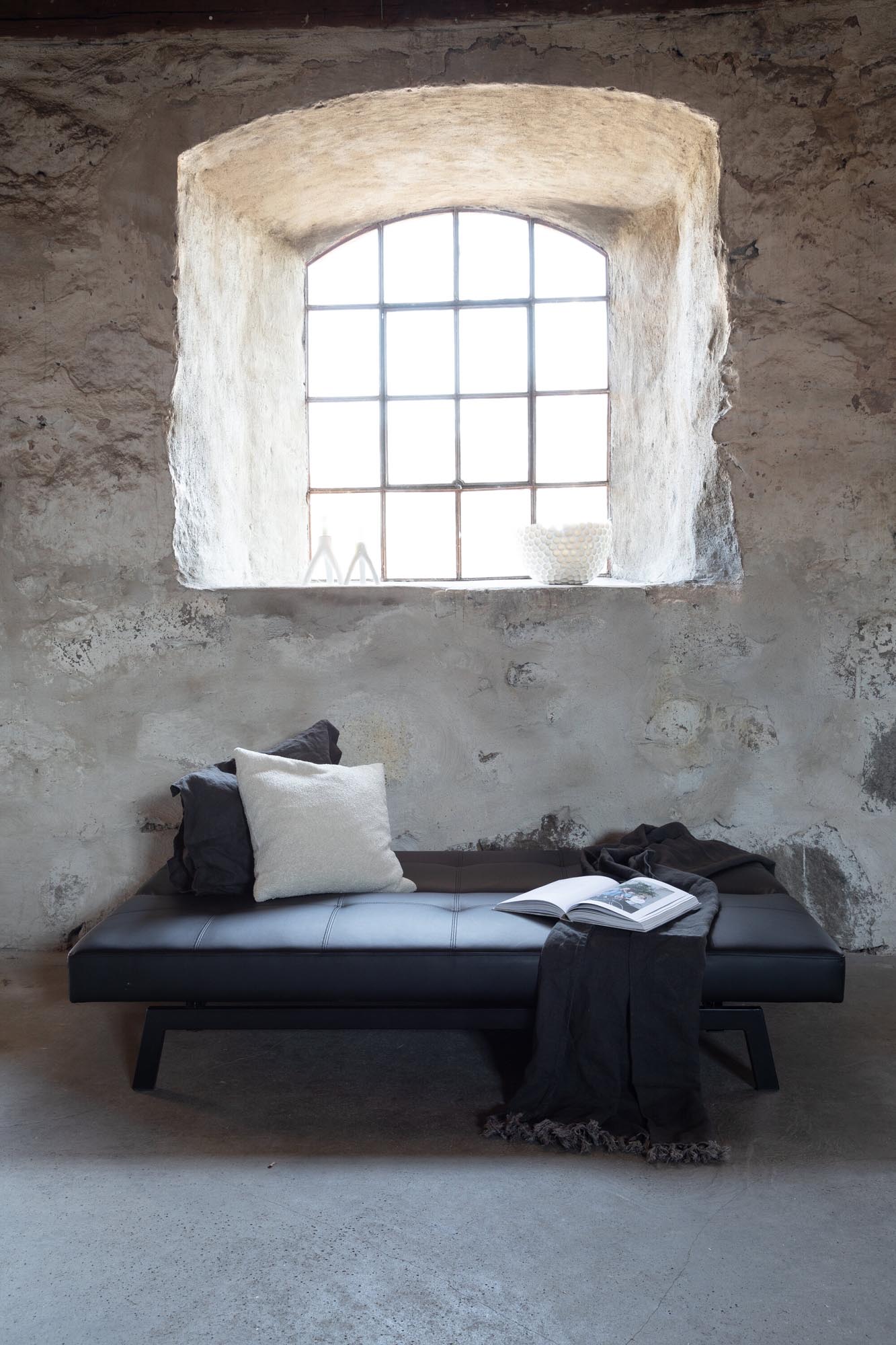 Bodil Sofa in Schwarz präsentiert im Onlineshop von KAQTU Design AG. Bettsofa ist von Venture Home
