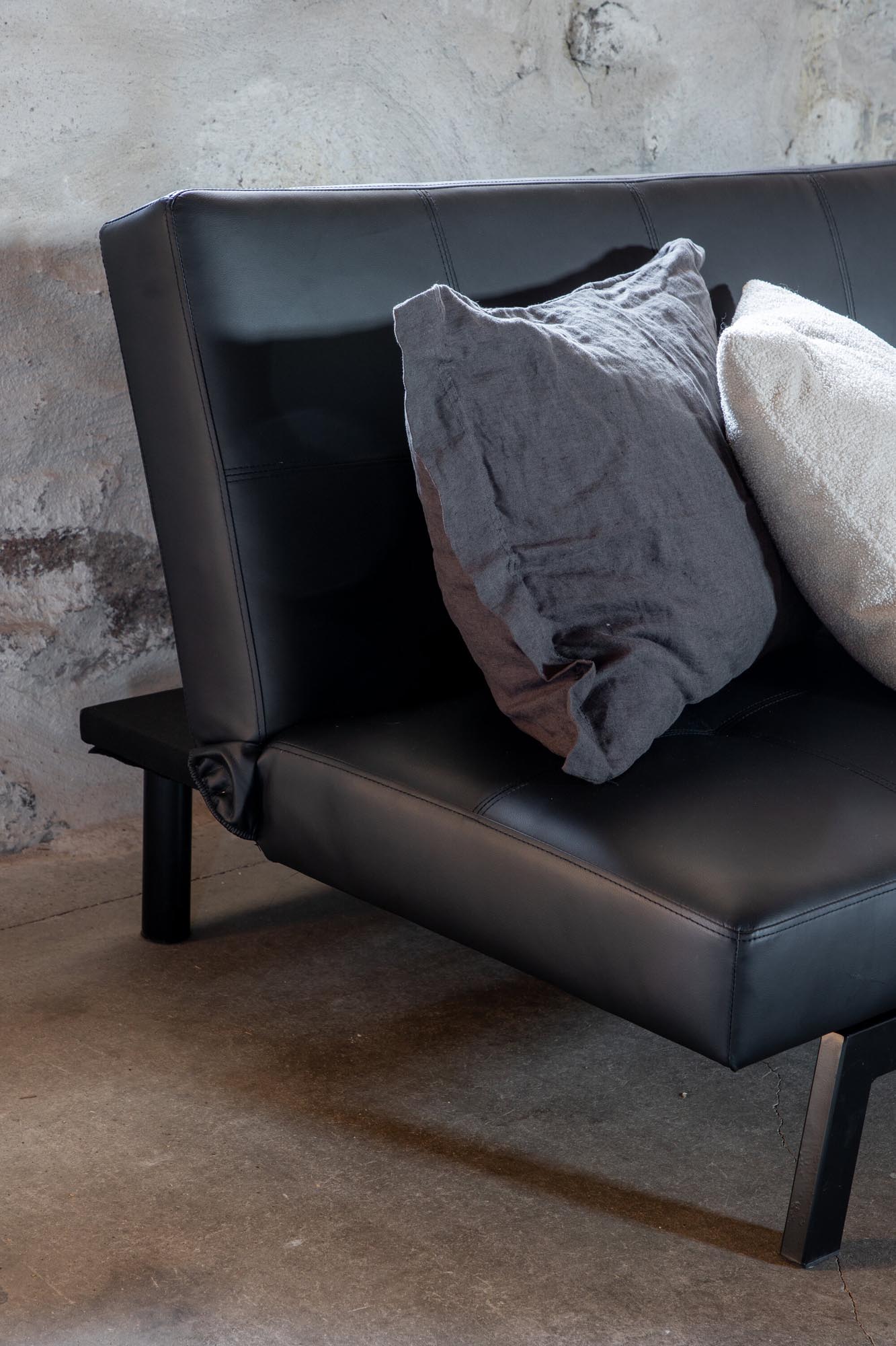 Bodil Sofa in Schwarz präsentiert im Onlineshop von KAQTU Design AG. Bettsofa ist von Venture Home