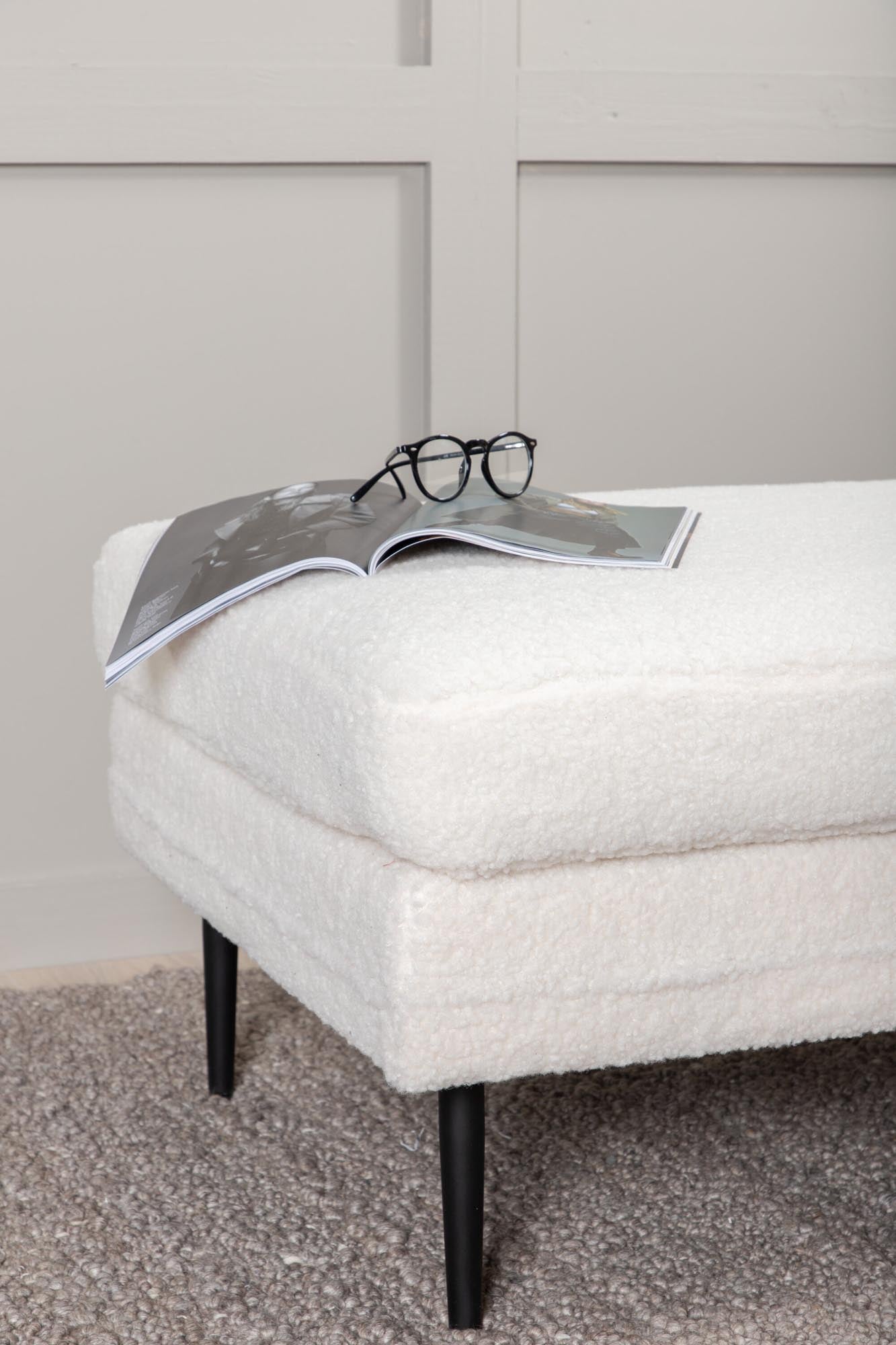 Boom Ottoman / Pouf in Weiss präsentiert im Onlineshop von KAQTU Design AG. Ottoman ist von Venture Home