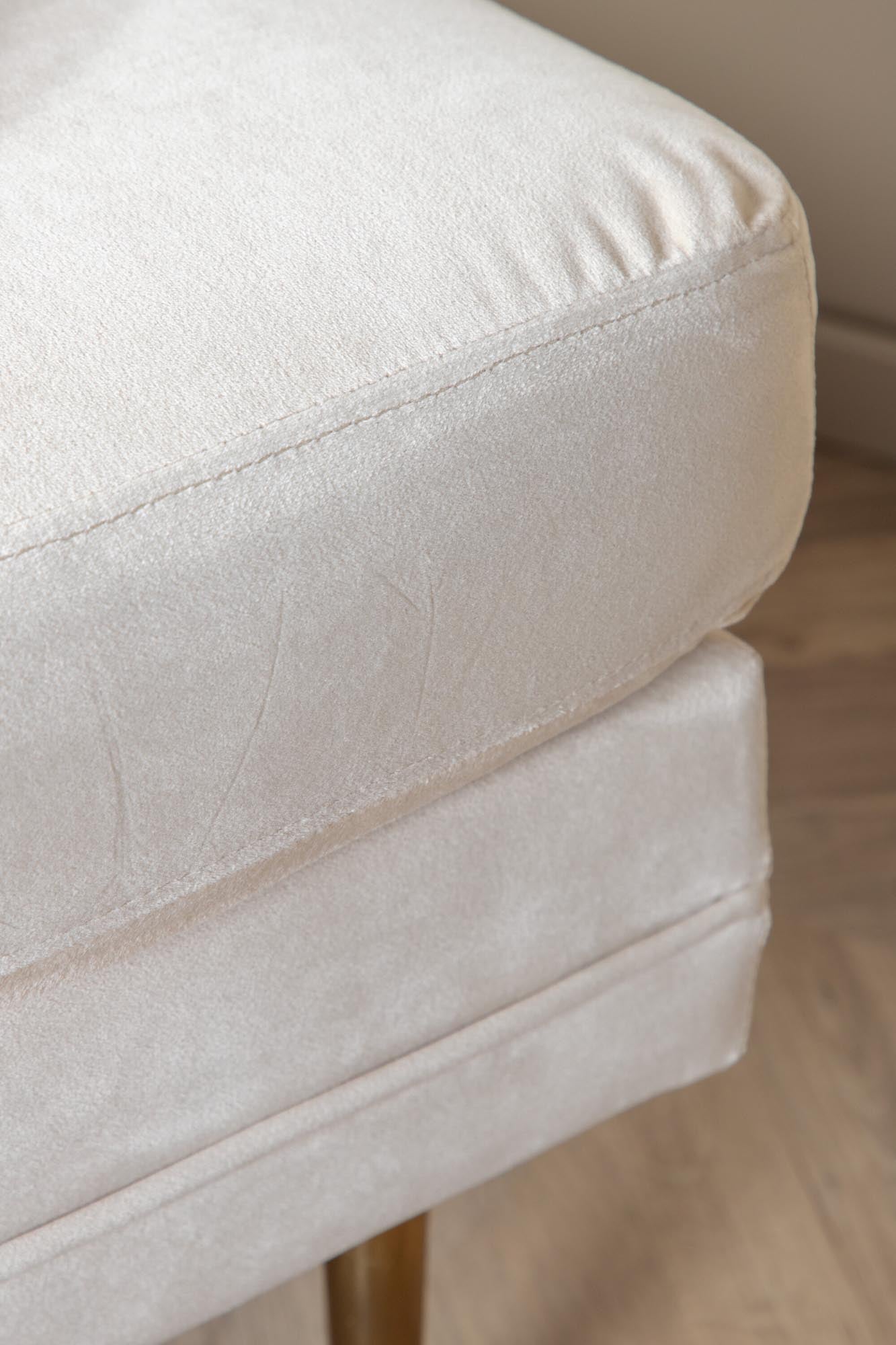 Boom Ottoman / Pouf in Weiss präsentiert im Onlineshop von KAQTU Design AG. Ottoman ist von Venture Home