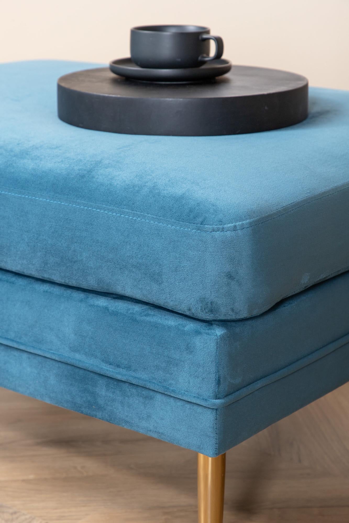 Boom Ottoman / Pouf in Blau präsentiert im Onlineshop von KAQTU Design AG. Ottoman ist von Venture Home