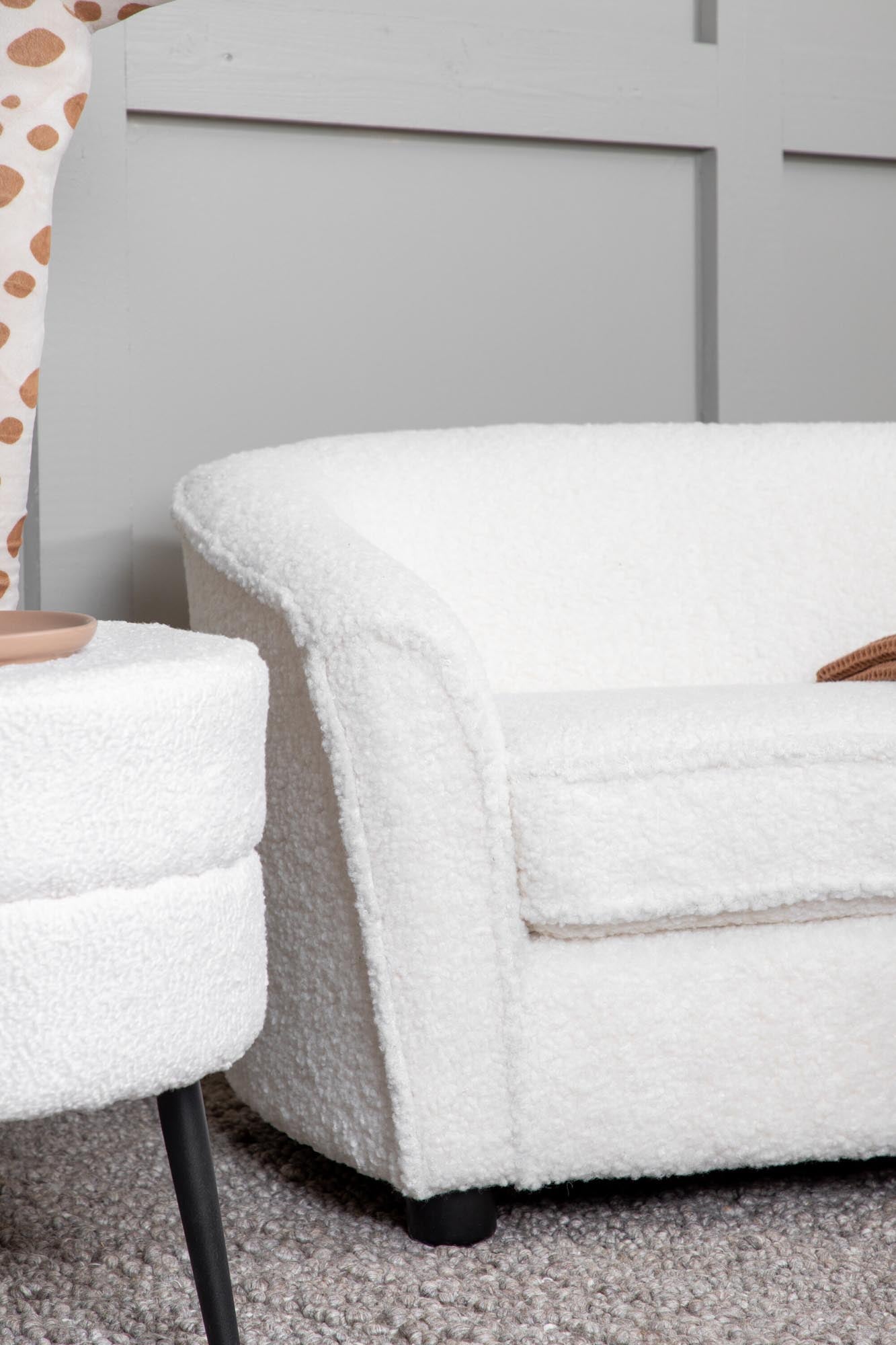 Måna Kindersofa von Venture Home: Stilvolles, bequemes Sofa aus hochwertigem Samt für kreative Spiel- und Leseecken im Kinderzimmer.