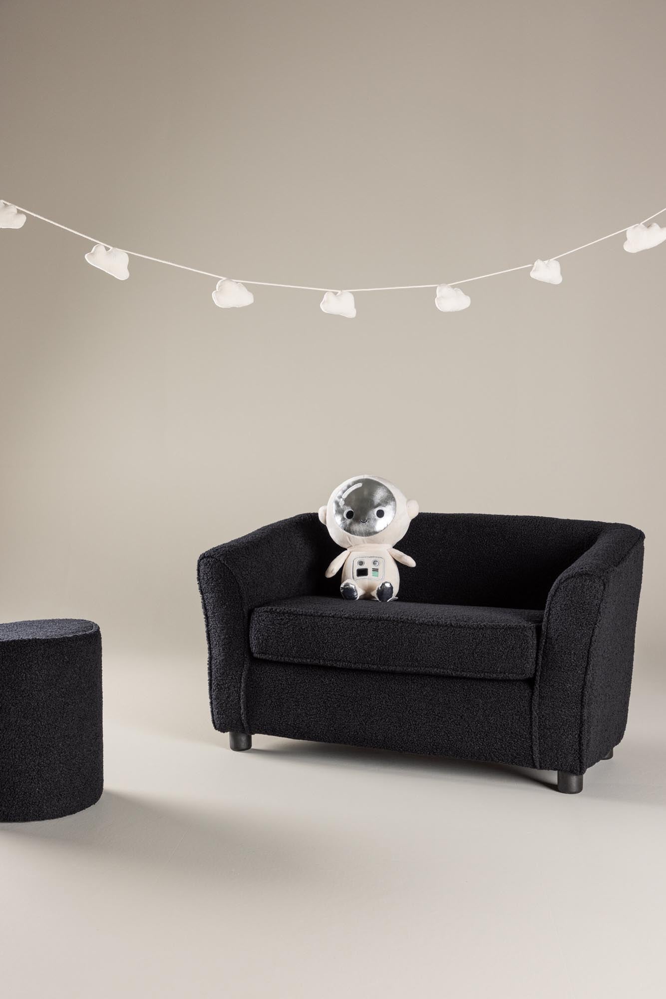 Måna Kids Sofa: Stilvolles, nachhaltiges Design für Kinderzimmer.