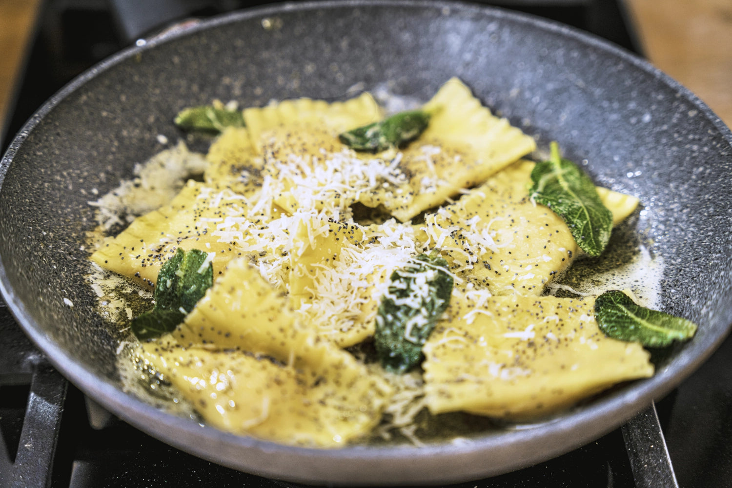 Erleben Sie den Cortina Granitium Wok von Ballarini (28 cm) – perfekt für kreative Kochabenteuer! Robustes Aluminium und langlebige Antihaftversiegelung.