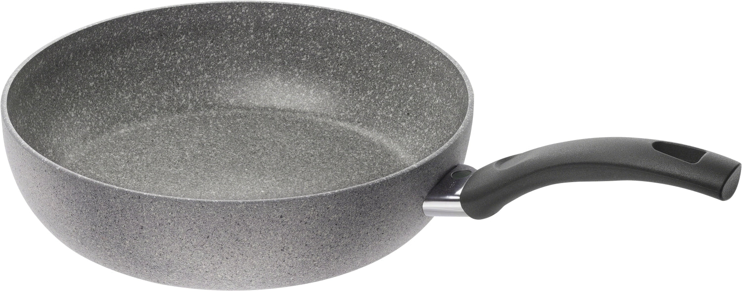 Entdecken Sie die 28 cm Cortina Granitium Schmorpfanne von Ballarini. Ideal für schmackhafte Gerichte, kratzfest, langlebig und vielseitig einsetzbar.