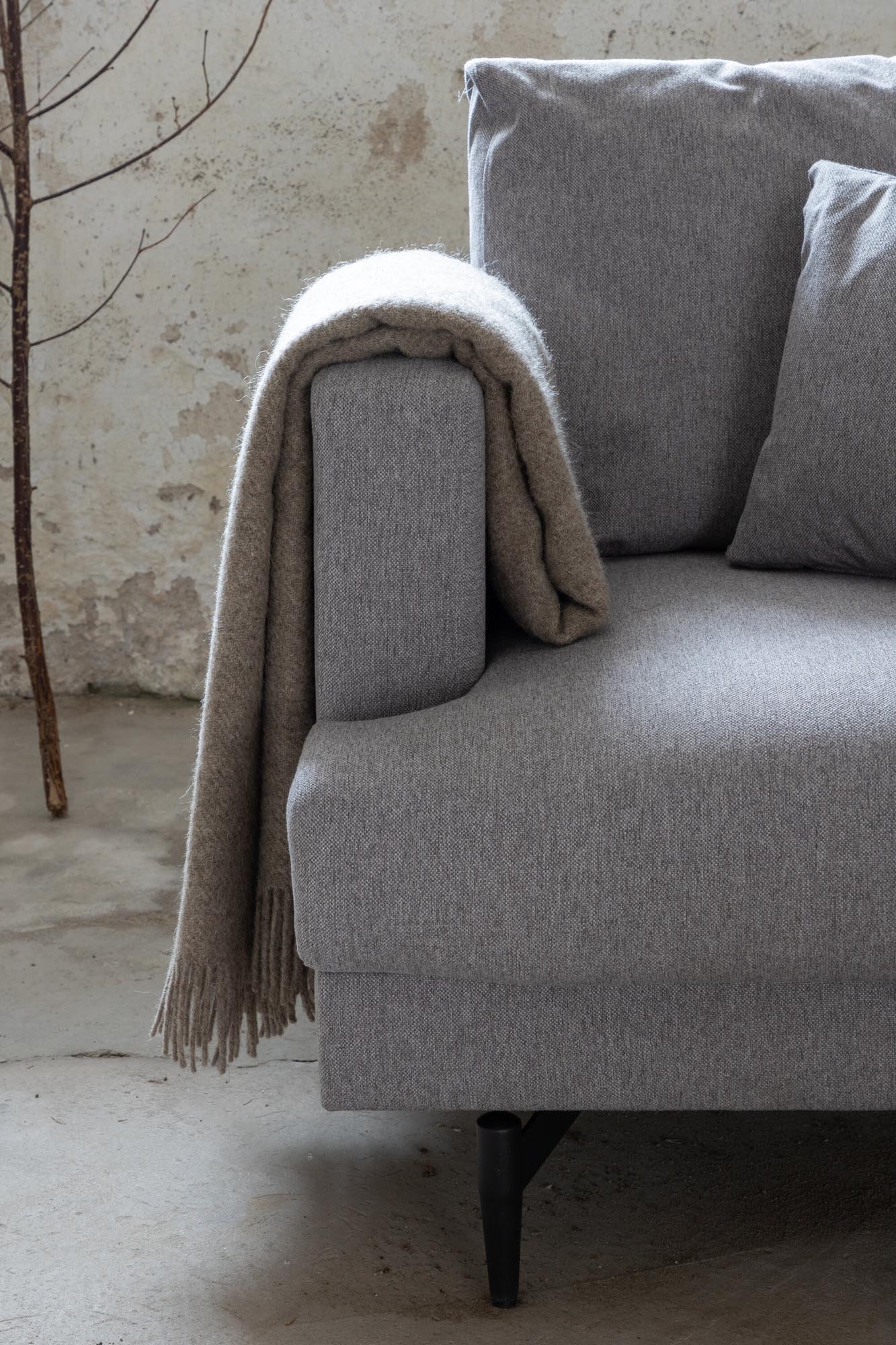 Sofia Sessel in Grau präsentiert im Onlineshop von KAQTU Design AG. Sessel mit Armlehnen ist von Venture Home