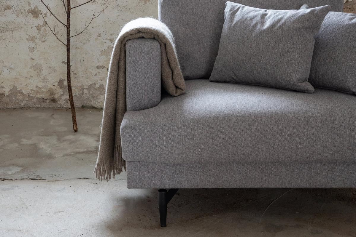 Sofia Sessel in Grau präsentiert im Onlineshop von KAQTU Design AG. Sessel mit Armlehnen ist von Venture Home