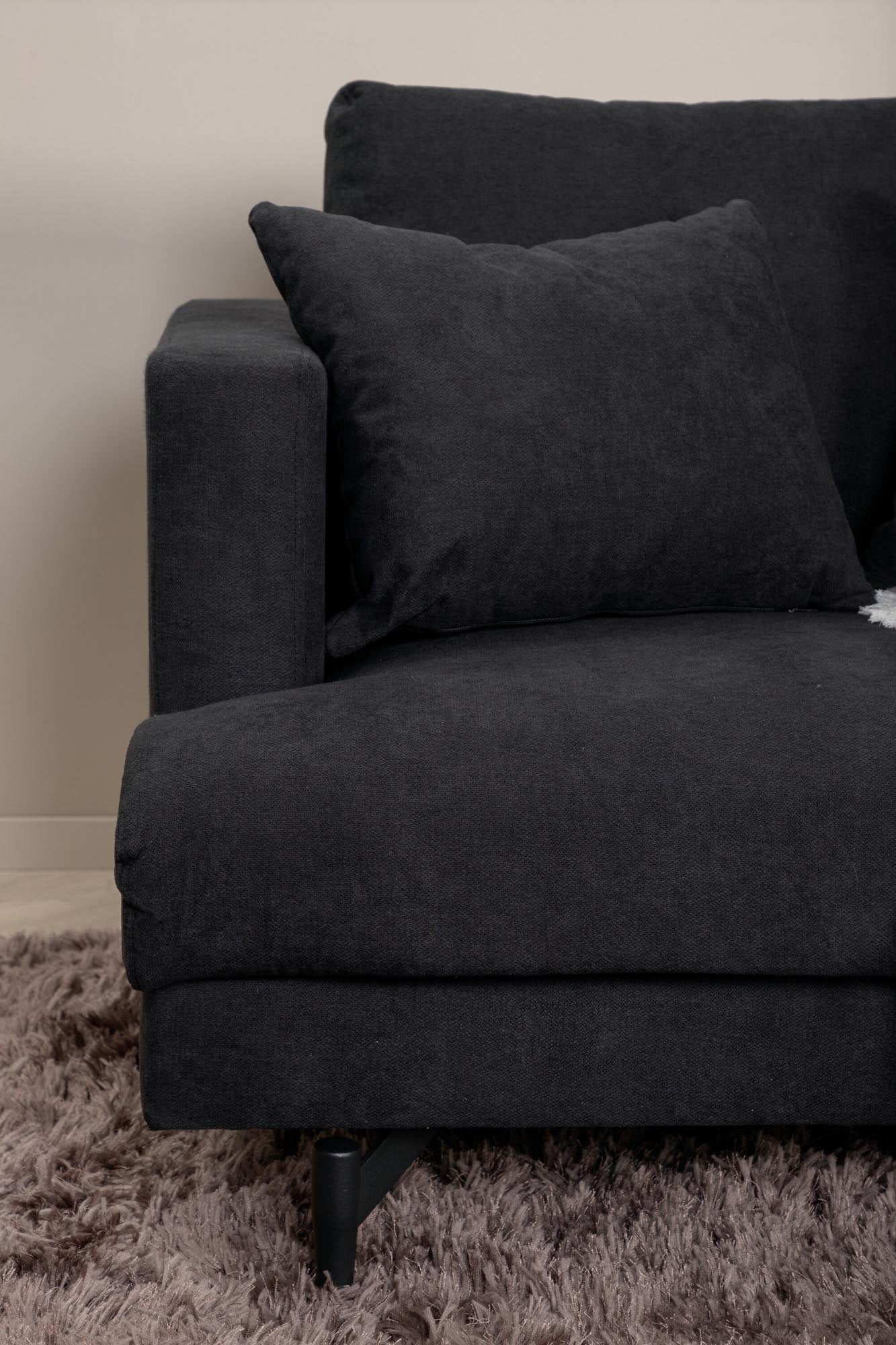 Sofia Sessel in Schwarz präsentiert im Onlineshop von KAQTU Design AG. Sessel mit Armlehnen ist von Venture Home
