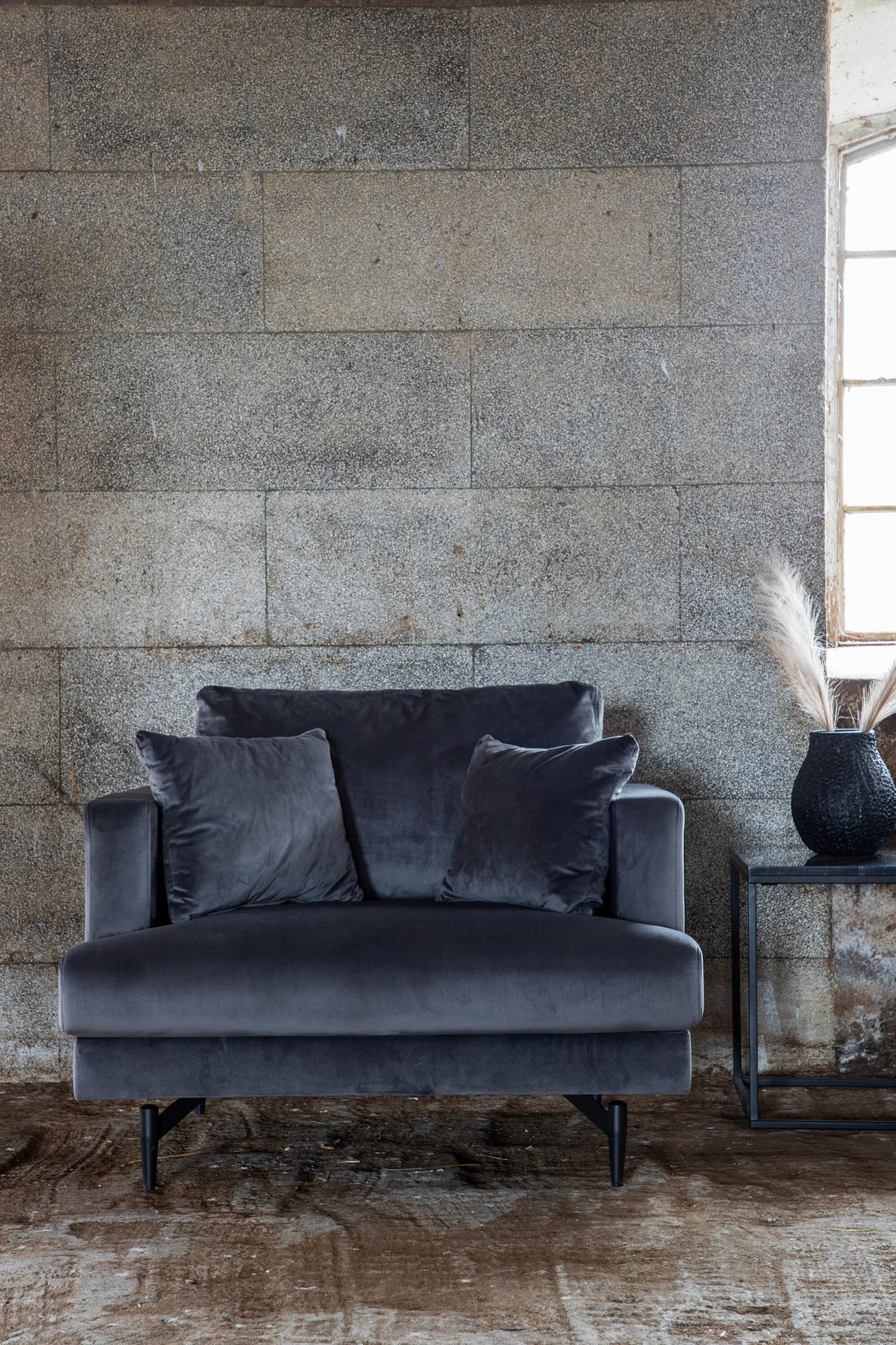 Sofia Sessel in Dunkelgrau präsentiert im Onlineshop von KAQTU Design AG. Sessel mit Armlehnen ist von Venture Home