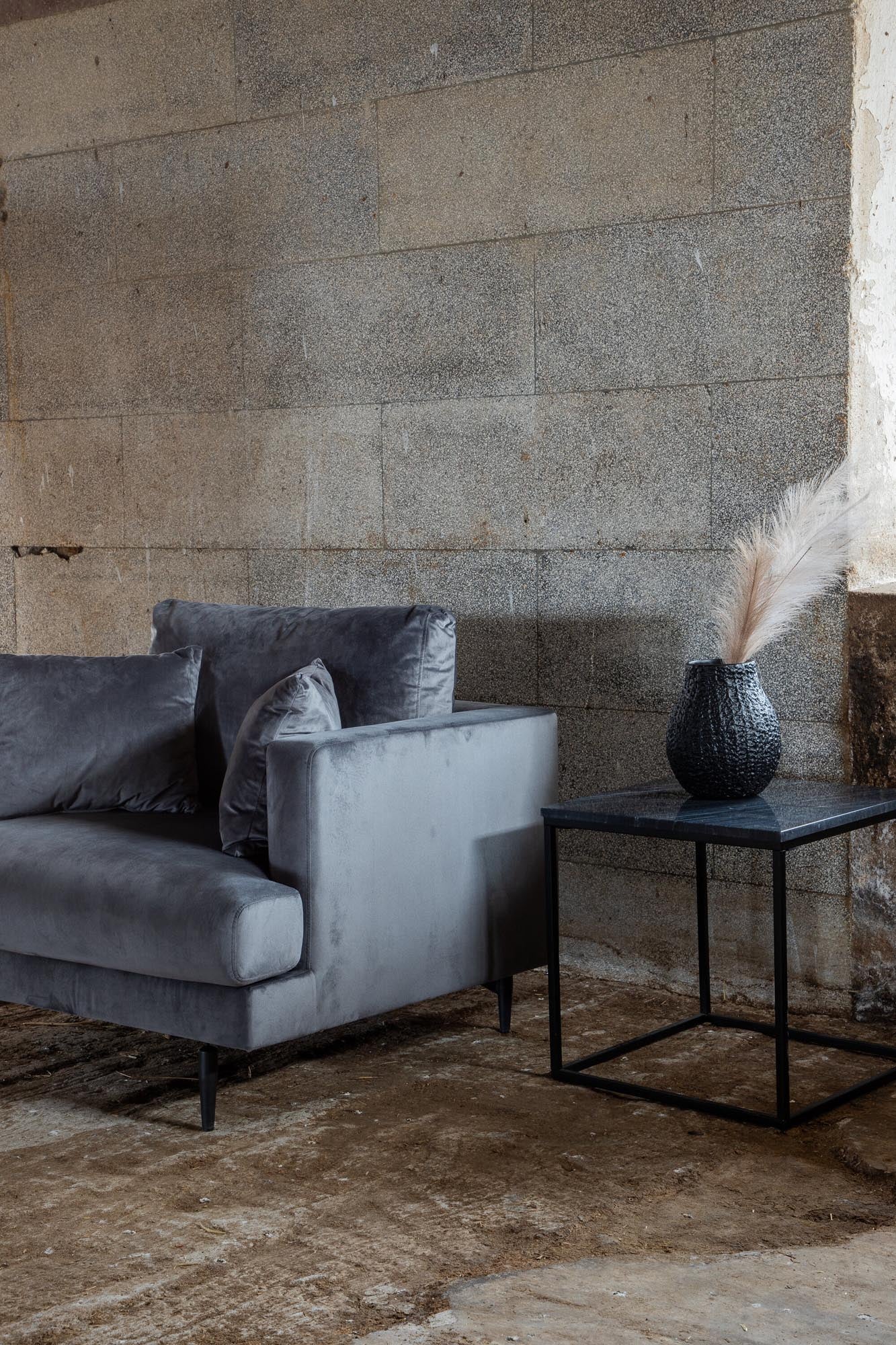 Sofia Sessel in Dunkelgrau präsentiert im Onlineshop von KAQTU Design AG. Sessel mit Armlehnen ist von Venture Home