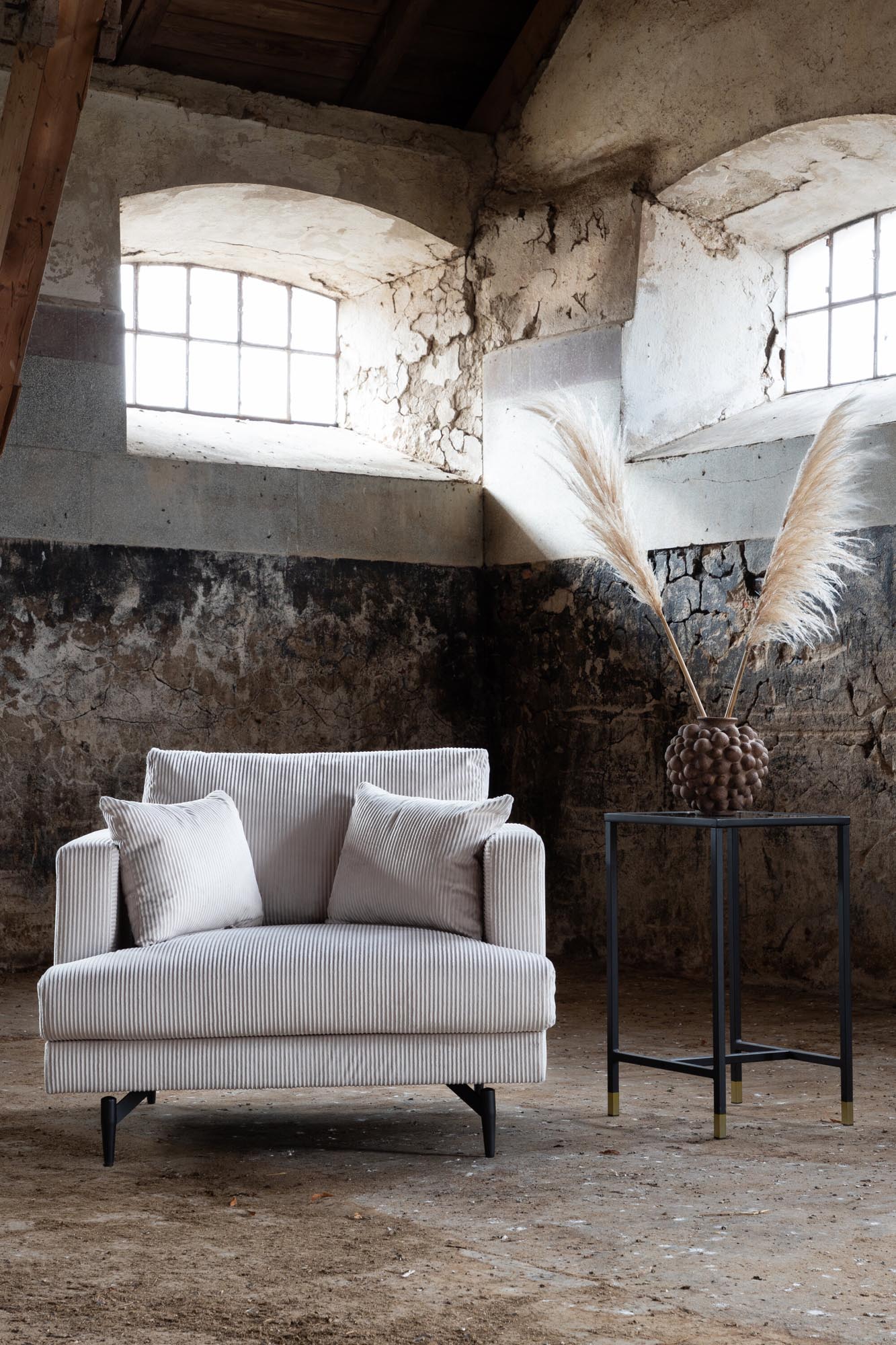 Sofia Sessel in Beige präsentiert im Onlineshop von KAQTU Design AG. Sessel mit Armlehnen ist von Venture Home