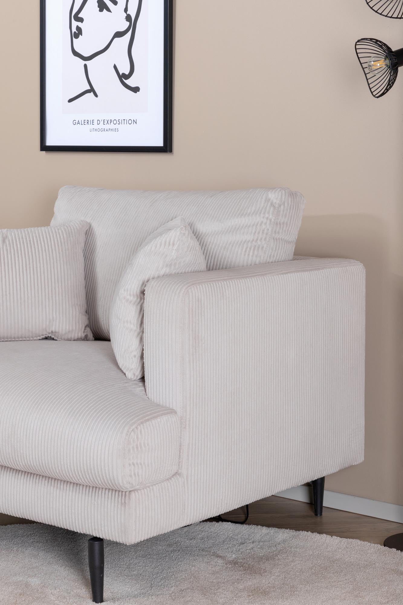 Sofia Sessel in Beige präsentiert im Onlineshop von KAQTU Design AG. Sessel mit Armlehnen ist von Venture Home