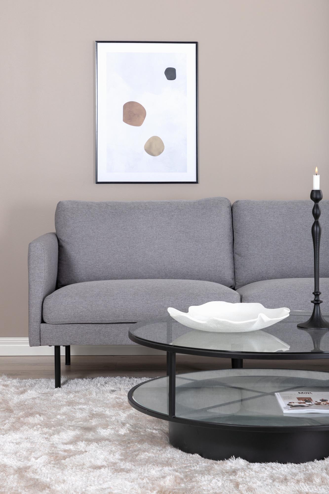 Entdecken Sie das Zoom 2er Sofa von Venture Home: Eleganz in schwarzem Samt, ideal für stilvolle Wohnräume und höchsten Komfort.