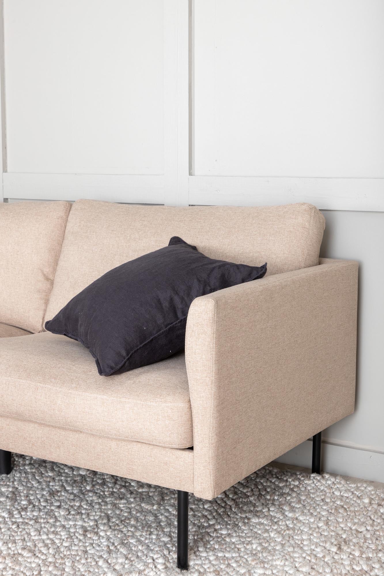 Komfortables Zoom Sofa für zwei, ideal für zeitgemässe Wohnräume.