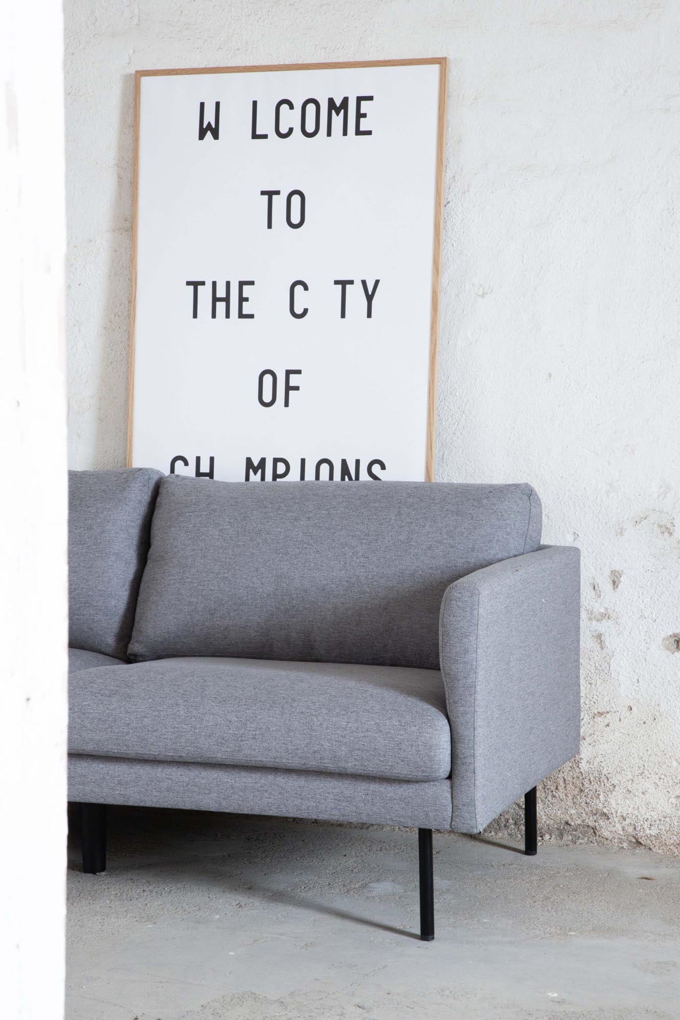 Zoom 3er Sofa in Grau präsentiert im Onlineshop von KAQTU Design AG. 3er Sofa ist von Venture Home