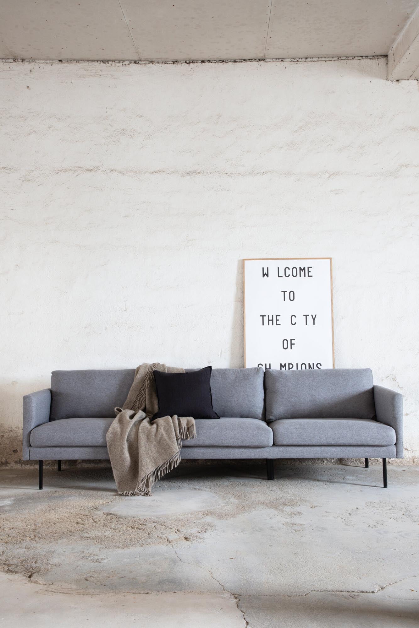 Zoom 3er Sofa in Grau präsentiert im Onlineshop von KAQTU Design AG. 3er Sofa ist von Venture Home