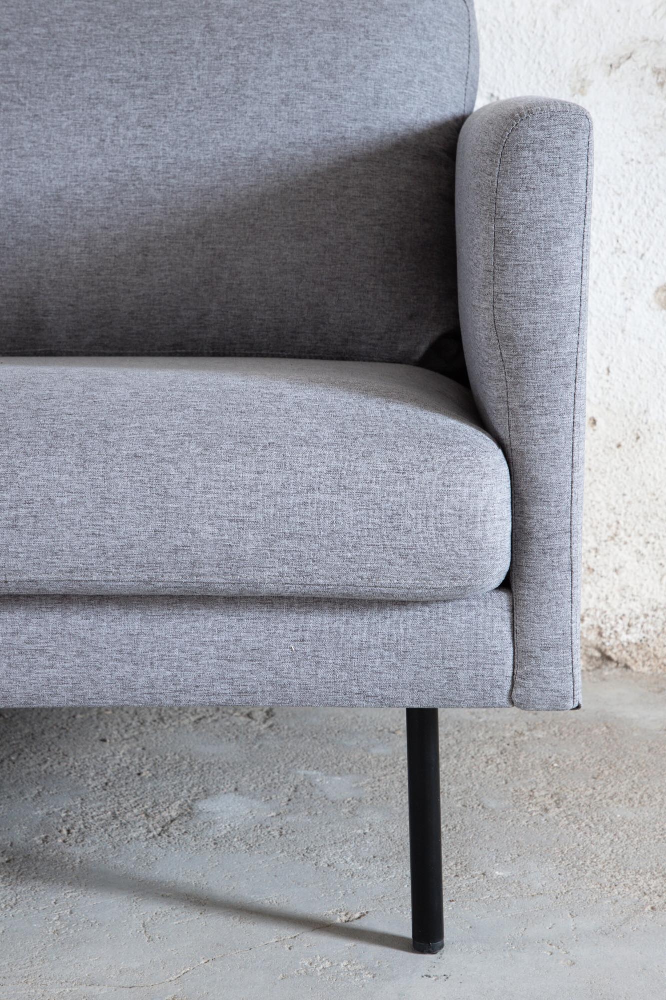 Zoom 3er Sofa in Grau präsentiert im Onlineshop von KAQTU Design AG. 3er Sofa ist von Venture Home