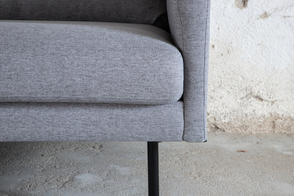 Zoom 3er Sofa in Grau präsentiert im Onlineshop von KAQTU Design AG. 3er Sofa ist von Venture Home
