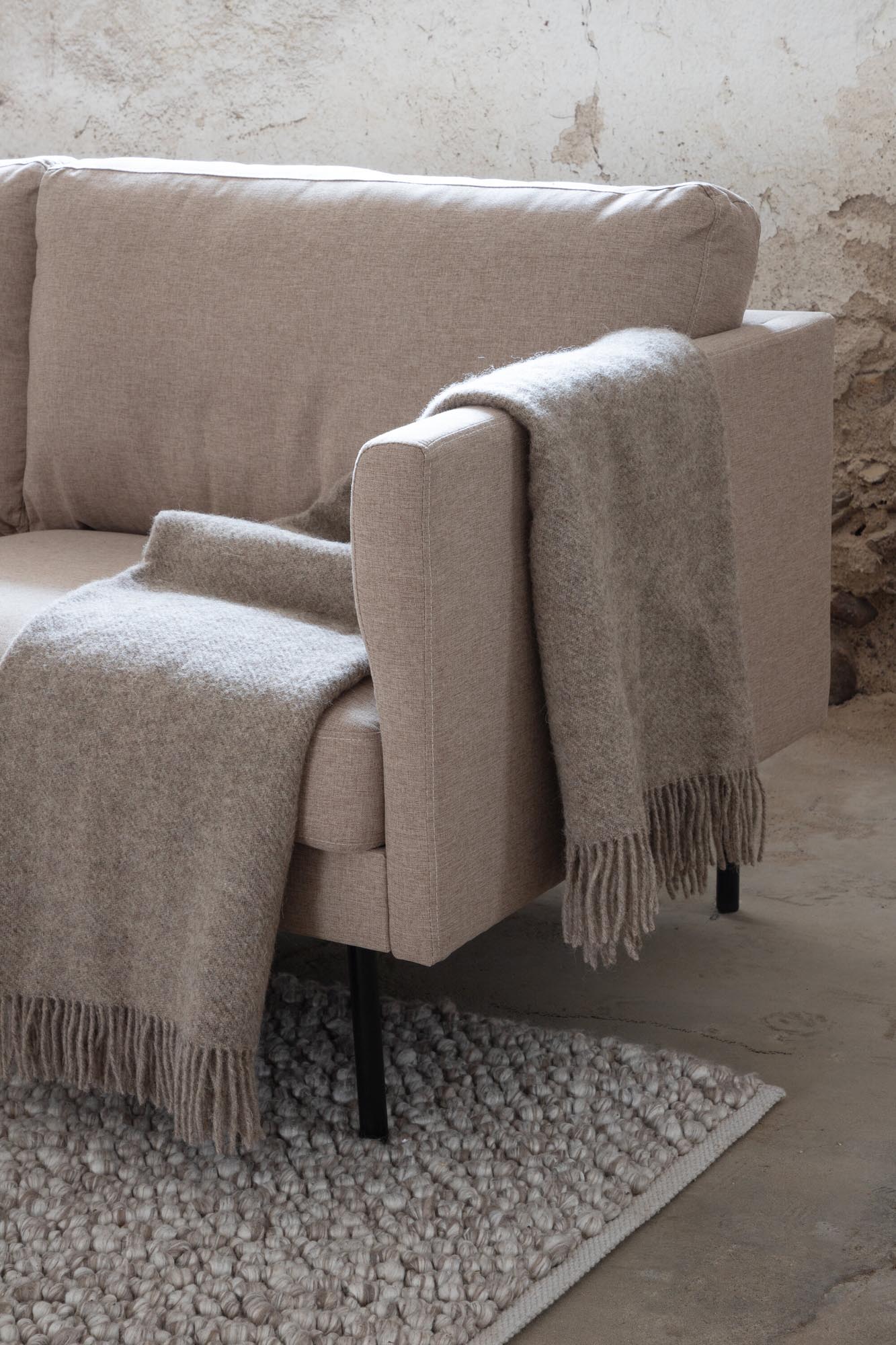 Zoom 3er Sofa in Braun präsentiert im Onlineshop von KAQTU Design AG. 3er Sofa ist von Venture Home