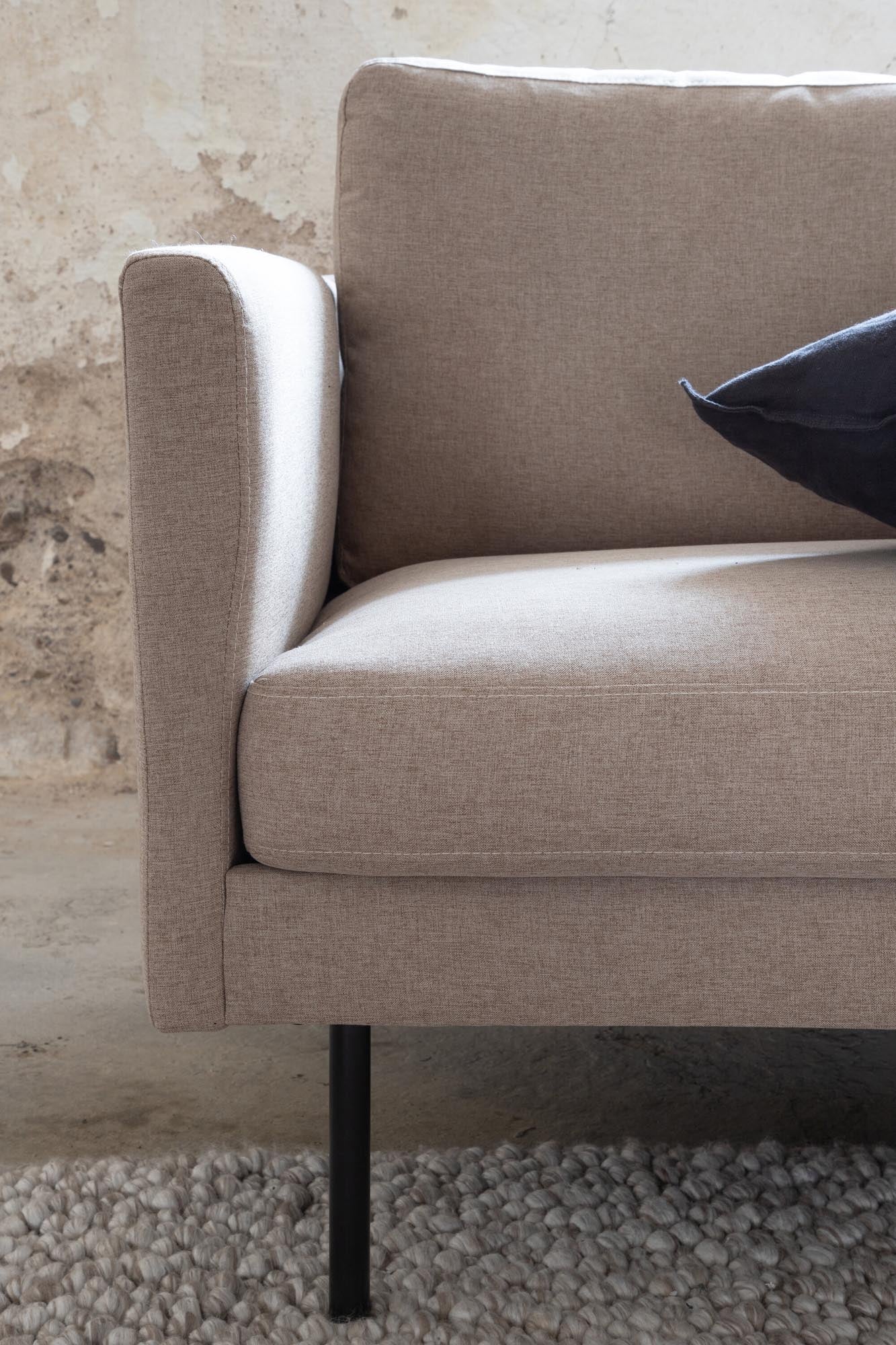 Zoom 3er Sofa in Braun präsentiert im Onlineshop von KAQTU Design AG. 3er Sofa ist von Venture Home