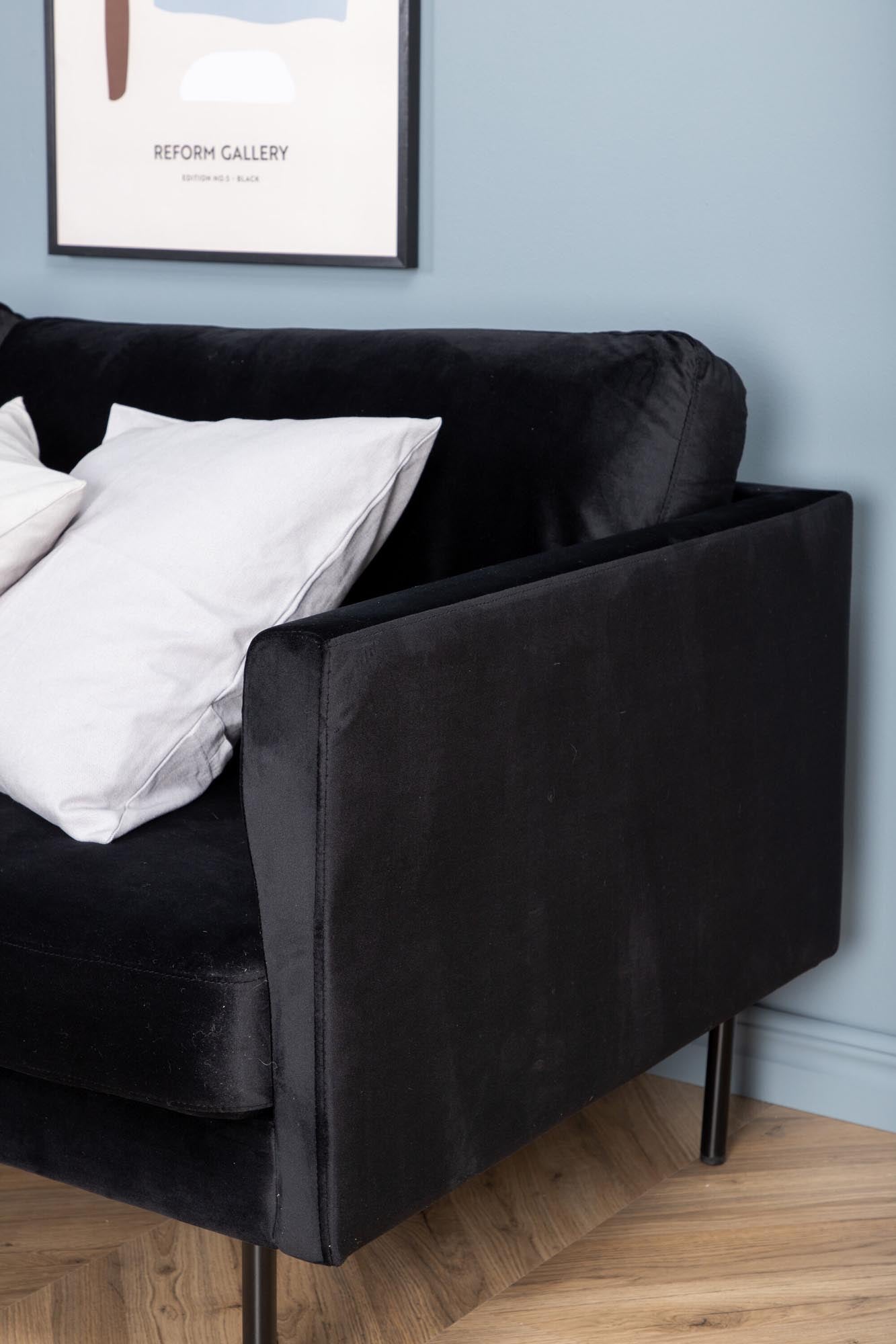 Entdecken Sie das Zoom 3er Sofa von Venture Home: Luxuriöser Samt, stilvolles Design und optimaler Komfort für Ihr modernes Wohnzimmer.