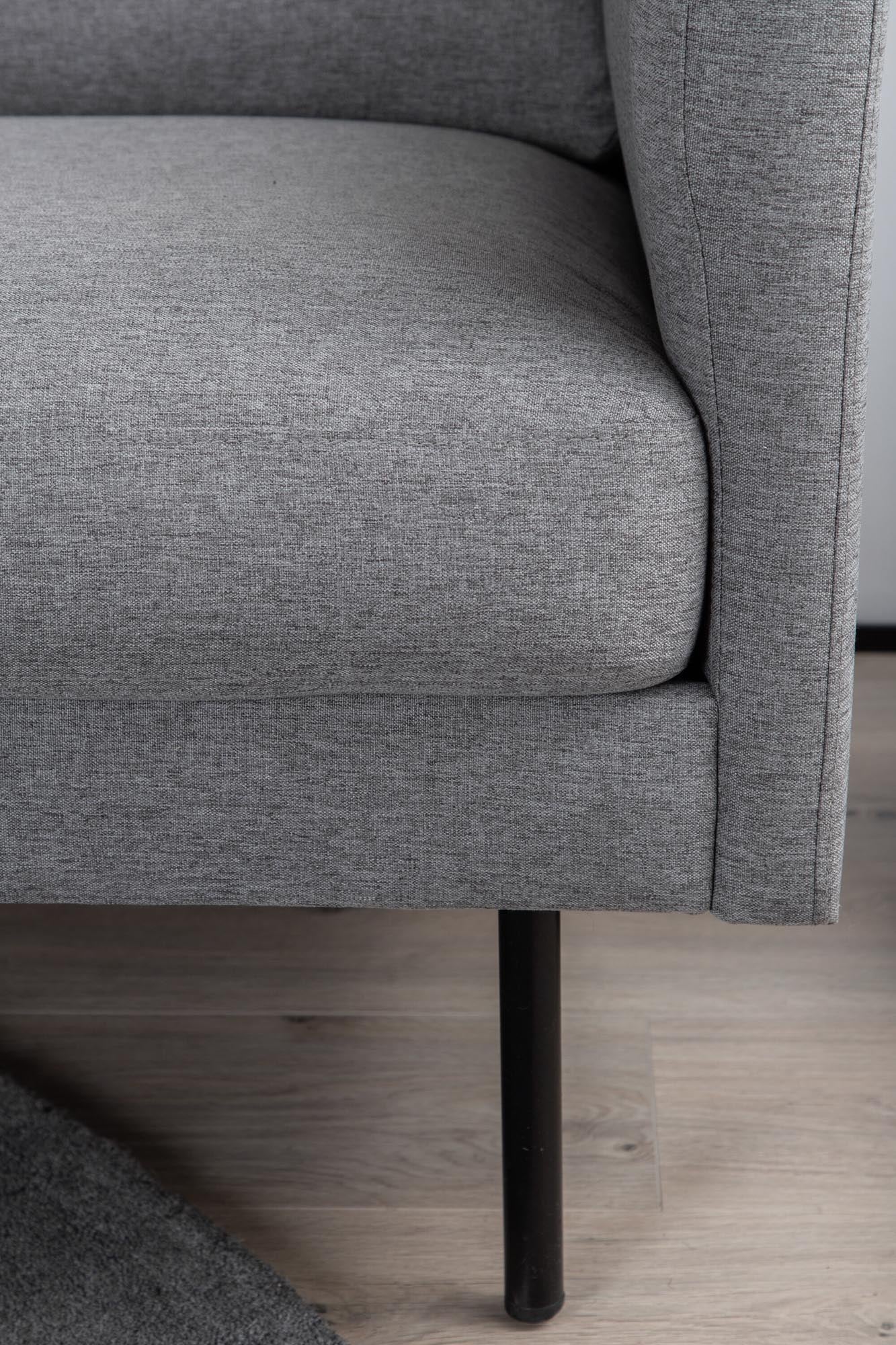 Zoom Sessel in Grau präsentiert im Onlineshop von KAQTU Design AG. Sessel mit Armlehnen ist von Venture Home